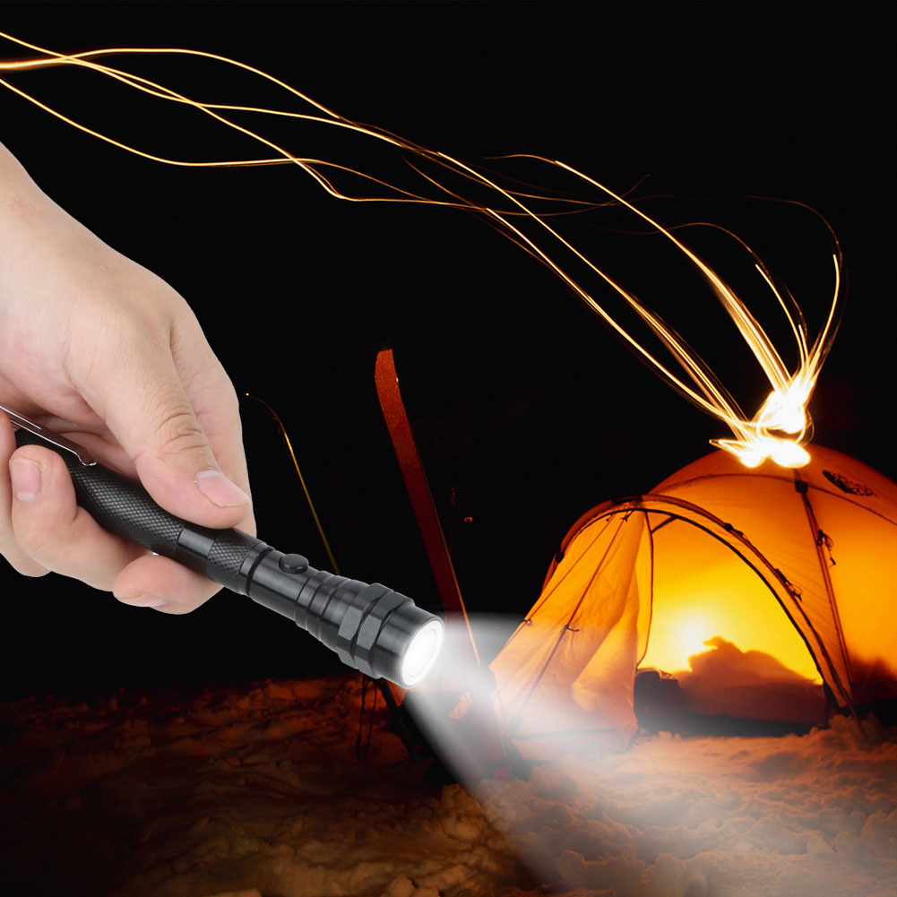 Hand hält eine Taschenlampe, die ein Zelt bei Nacht beleuchtet. Lichtstreifen gehen von der Taschenlampe aus, was auf eine Sternennacht hindeutet.