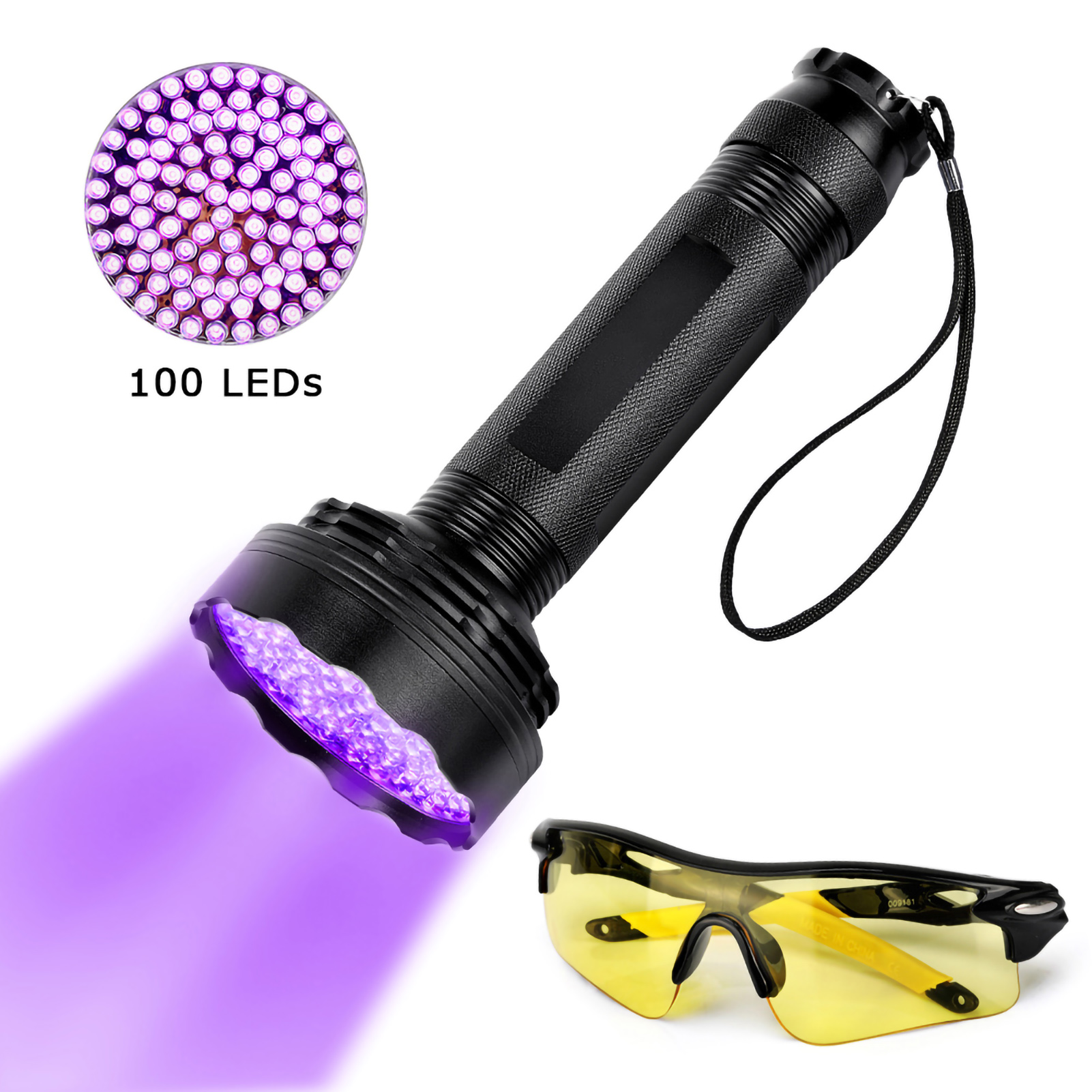Schwarze UV-Taschenlampe mit 100 LEDs, die violettes Licht aussendet, und gelb getönte Schutzbrille. Weißer Hintergrund.