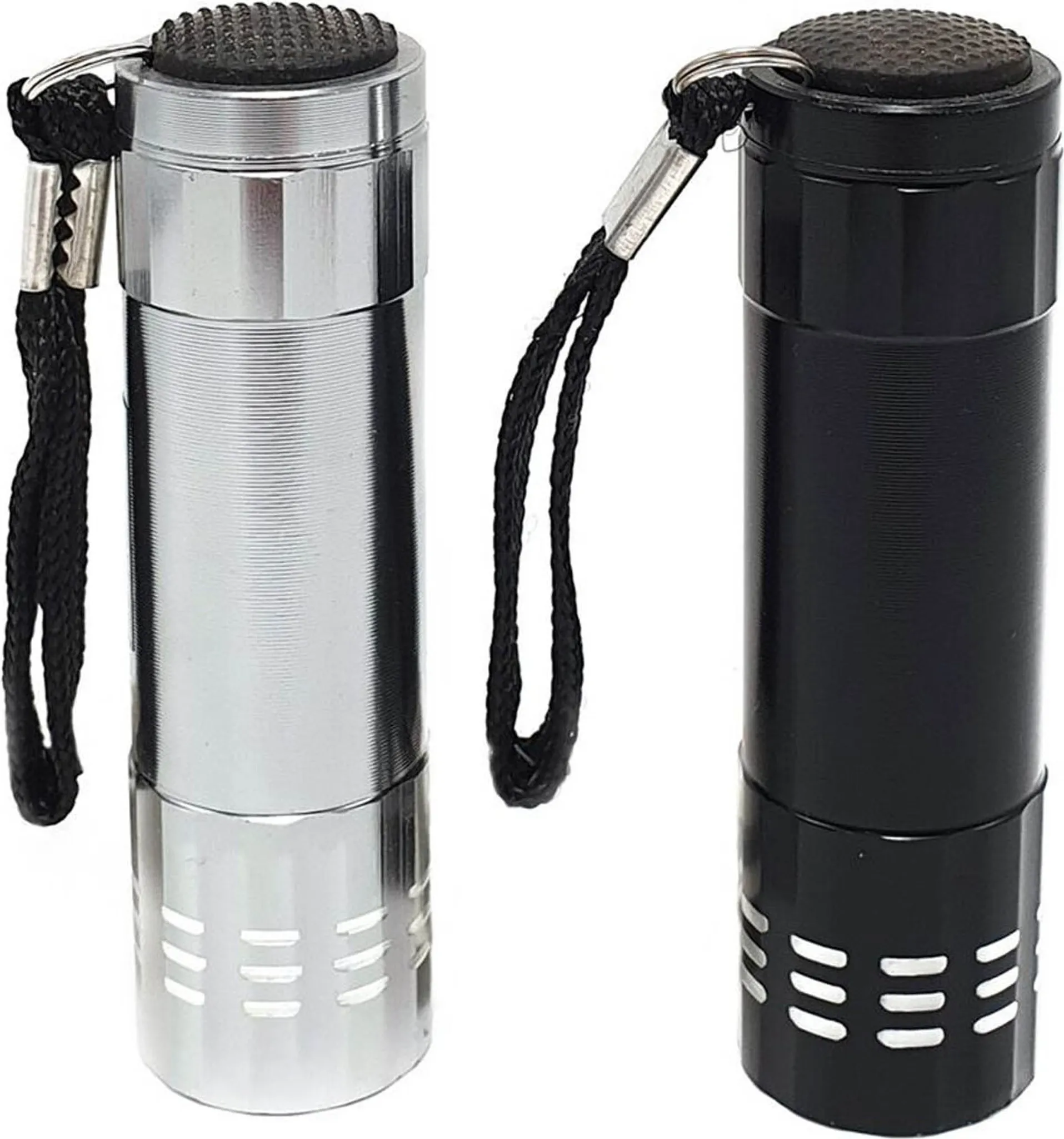 Zwei Taschenlampen: eine silberne, eine schwarze. Beide haben schwarze Knöpfe und Handschlaufen. Auf weißem Hintergrund.