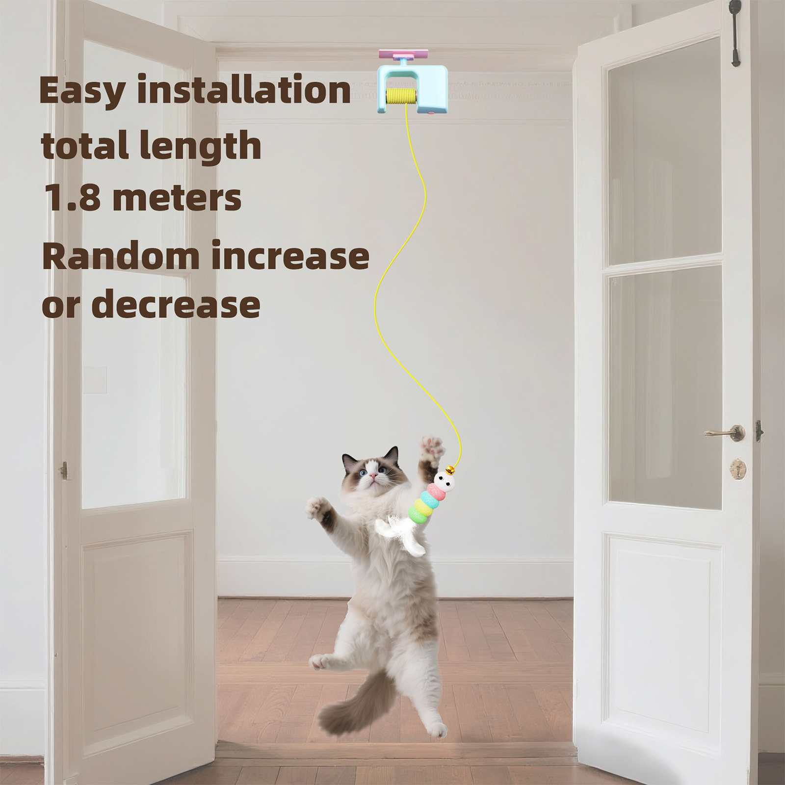 Eine Katze springt, um ein Spielzeug zu fangen, das an einer Schnur hängt. Das Spielzeug ist an einem Gerät an der Wand befestigt.