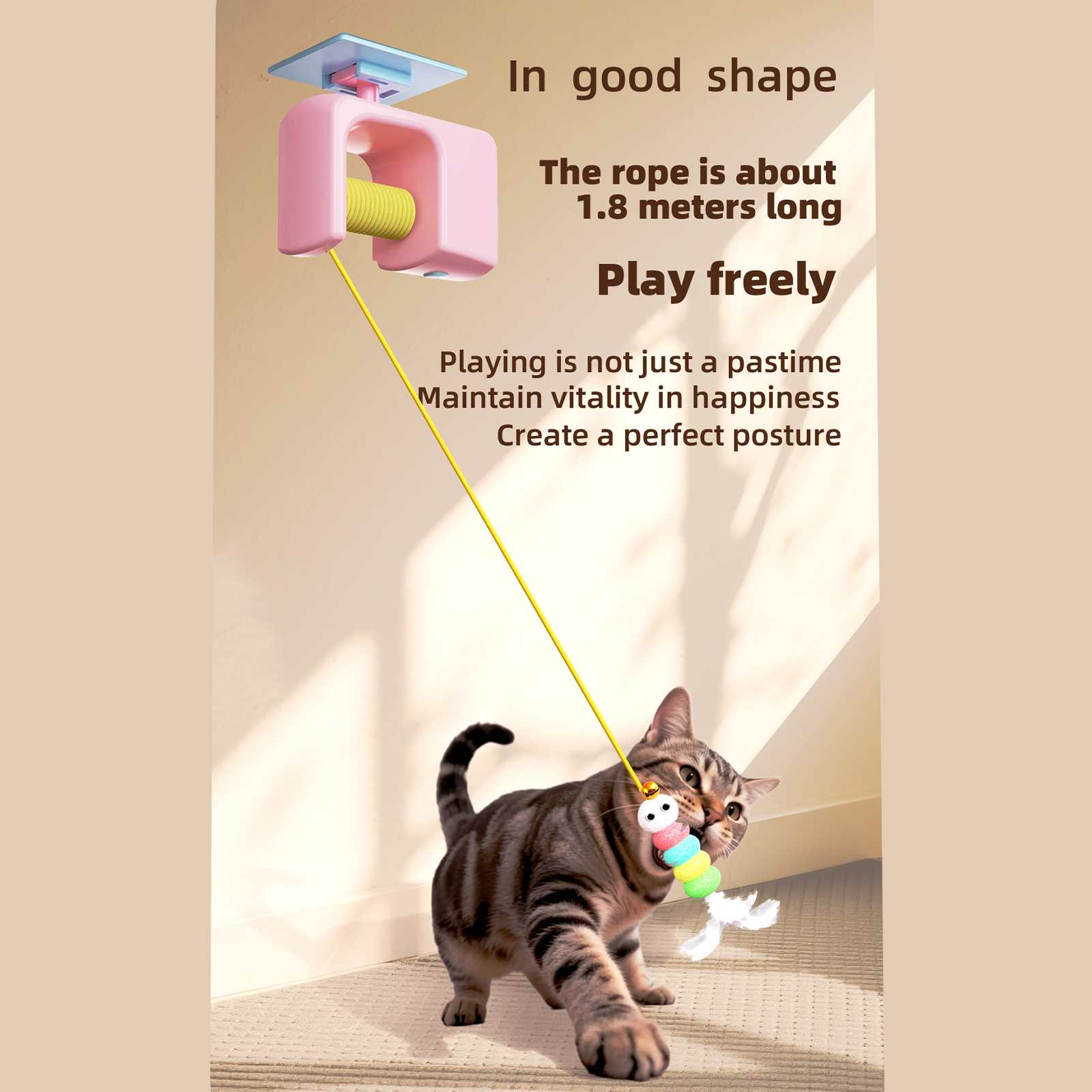 Eine Katze spielt mit einem Spielzeug an einer Schnur. Das Spielzeug ist an einem rosa Gerät an der Wand befestigt. Text sagt: 'Frei spielen'.