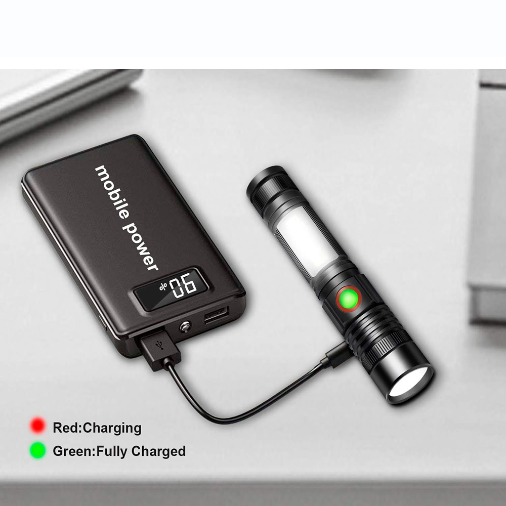 Schwarze Powerbank lädt eine Taschenlampe. Die Taschenlampe hat ein grünes Licht, das auf volle Ladung hindeutet. Die Powerbank zeigt 06% an.