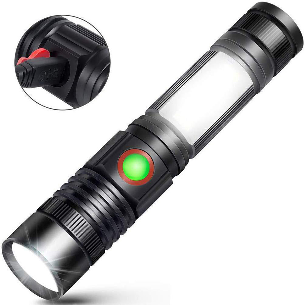 Schwarze Taschenlampe mit hellem weißem Licht. Sie hat einen grünen und roten Knopf und einen Ladeanschluss. Die Taschenlampe ist abgewinkelt.