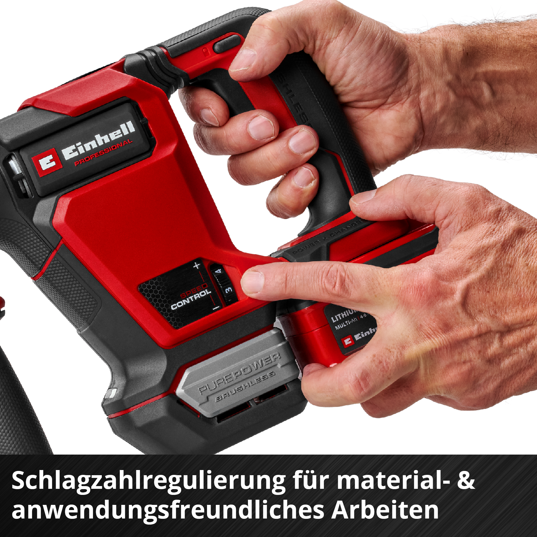 Ein rotes und schwarzes Elektrowerkzeug wird mit zwei Händen gehalten. Das Werkzeug hat eine Geschwindigkeitsregelung.