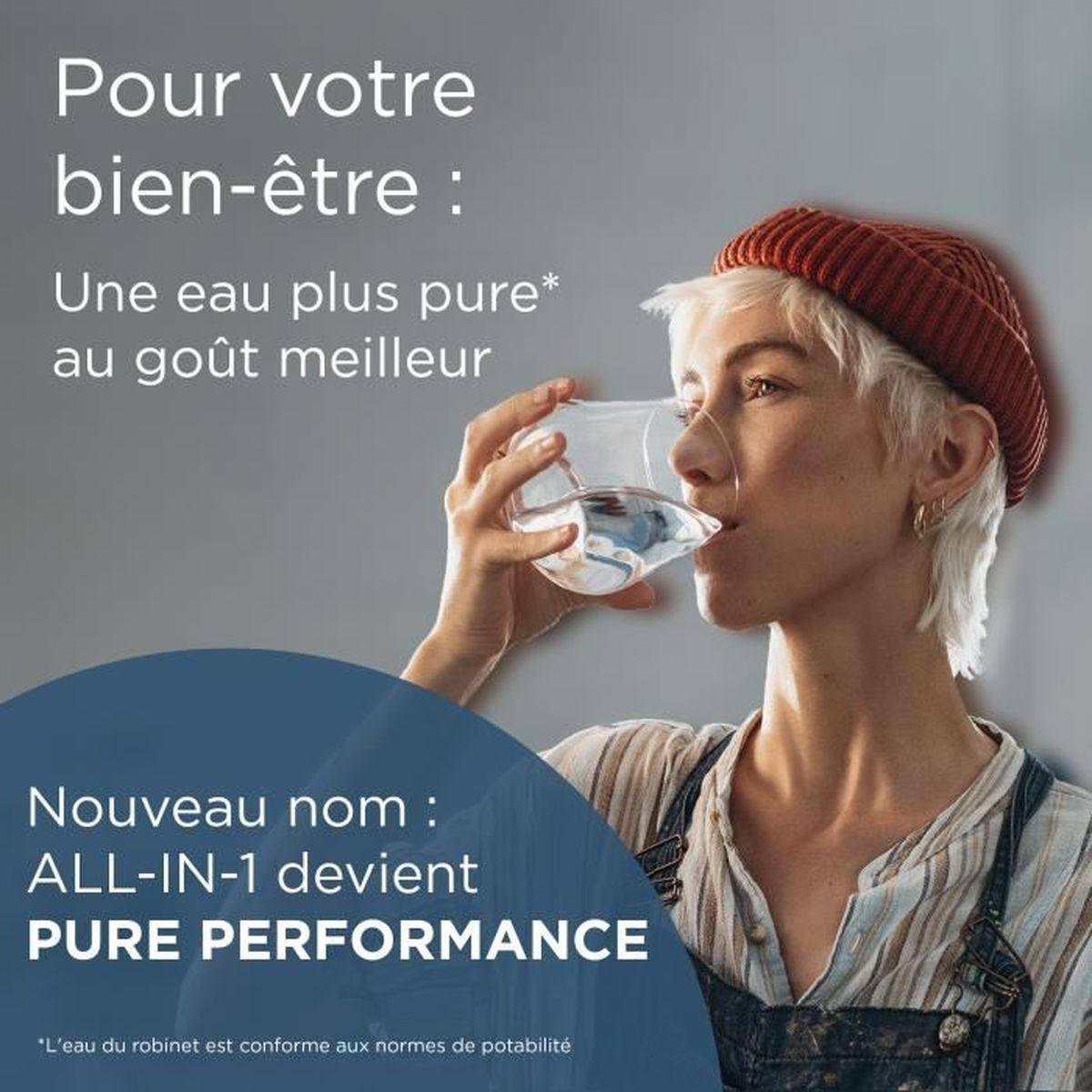 Eine Frau trinkt Wasser aus einem Glas. Sie trägt einen roten Hut und einen Overall. Französischer Text bewirbt reines Wasser.