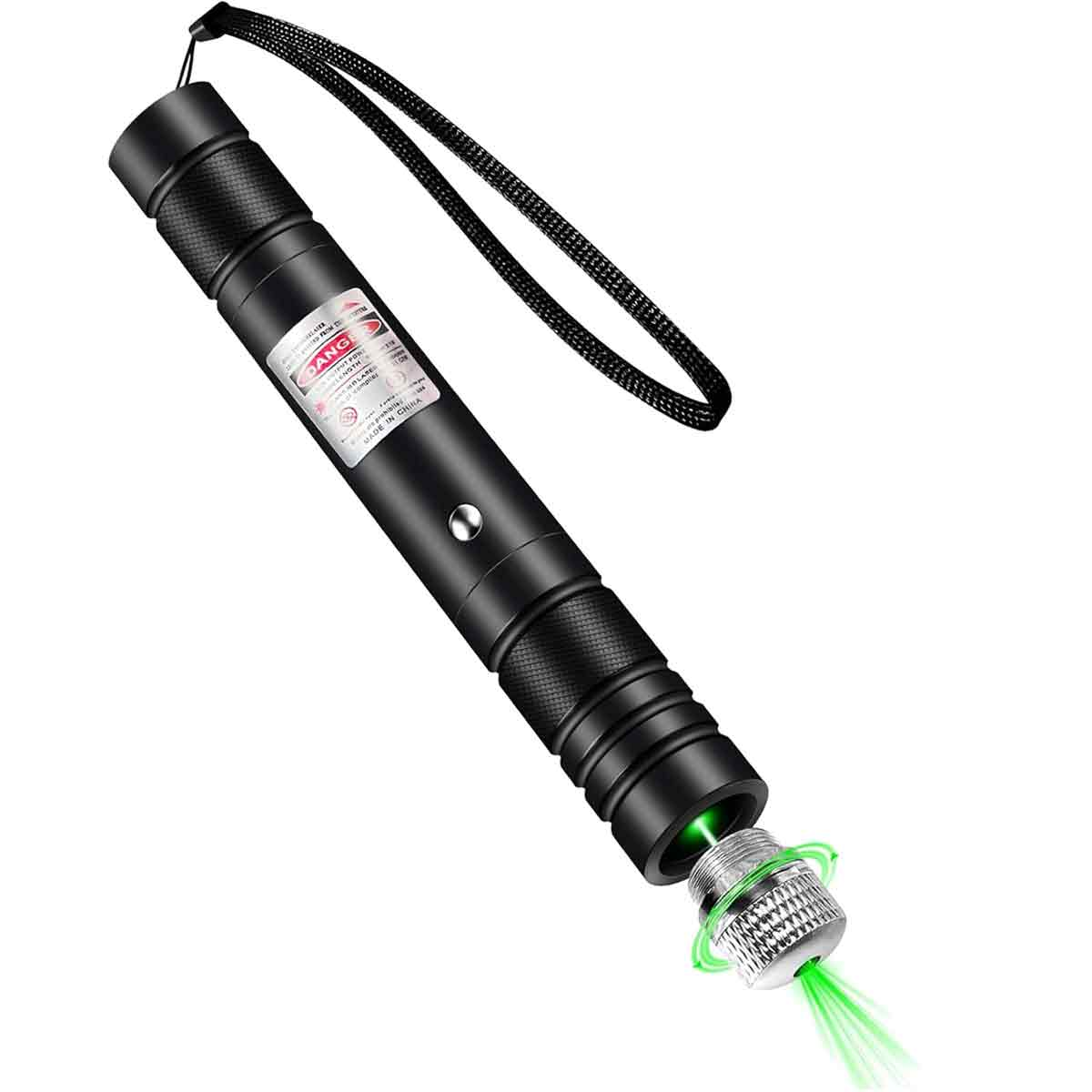 Schwarzer Laserpointer, der einen grünen Strahl aussendet. Er hat eine Handschlaufe und einen metallisch-silbernen Kopf. Das Gerät ist mit Warnhinweisen versehen.