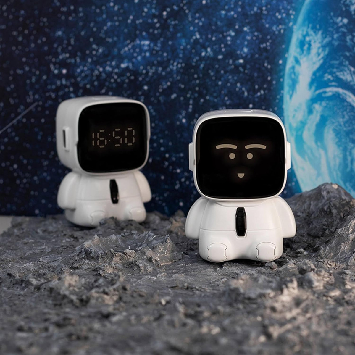 Zwei weiße Roboterfiguren auf einer grauen Mondoberfläche, eine zeigt die Uhrzeit, die andere hat ein beleuchtetes Gesicht vor Sternenhimmel.