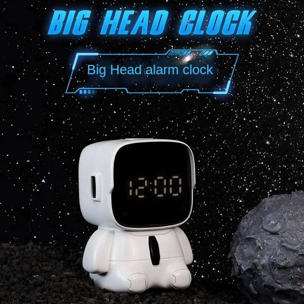 Ein weißer, astronautenförmiger Wecker, der 12:00 anzeigt. Der Text lautet 'BIG HEAD CLOCK'. Der Hintergrund zeigt einen sternenklaren Nachthimmel.