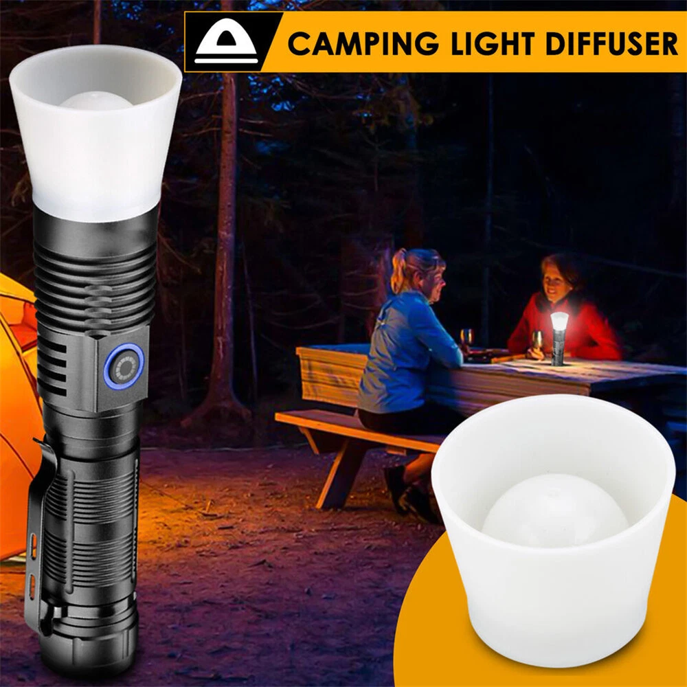 Eine schwarze Taschenlampe mit weißem Diffusor wird ausgestellt. Zwei Frauen sitzen an einem Picknicktisch, der von einer kleinen Taschenlampe beleuchtet wird.