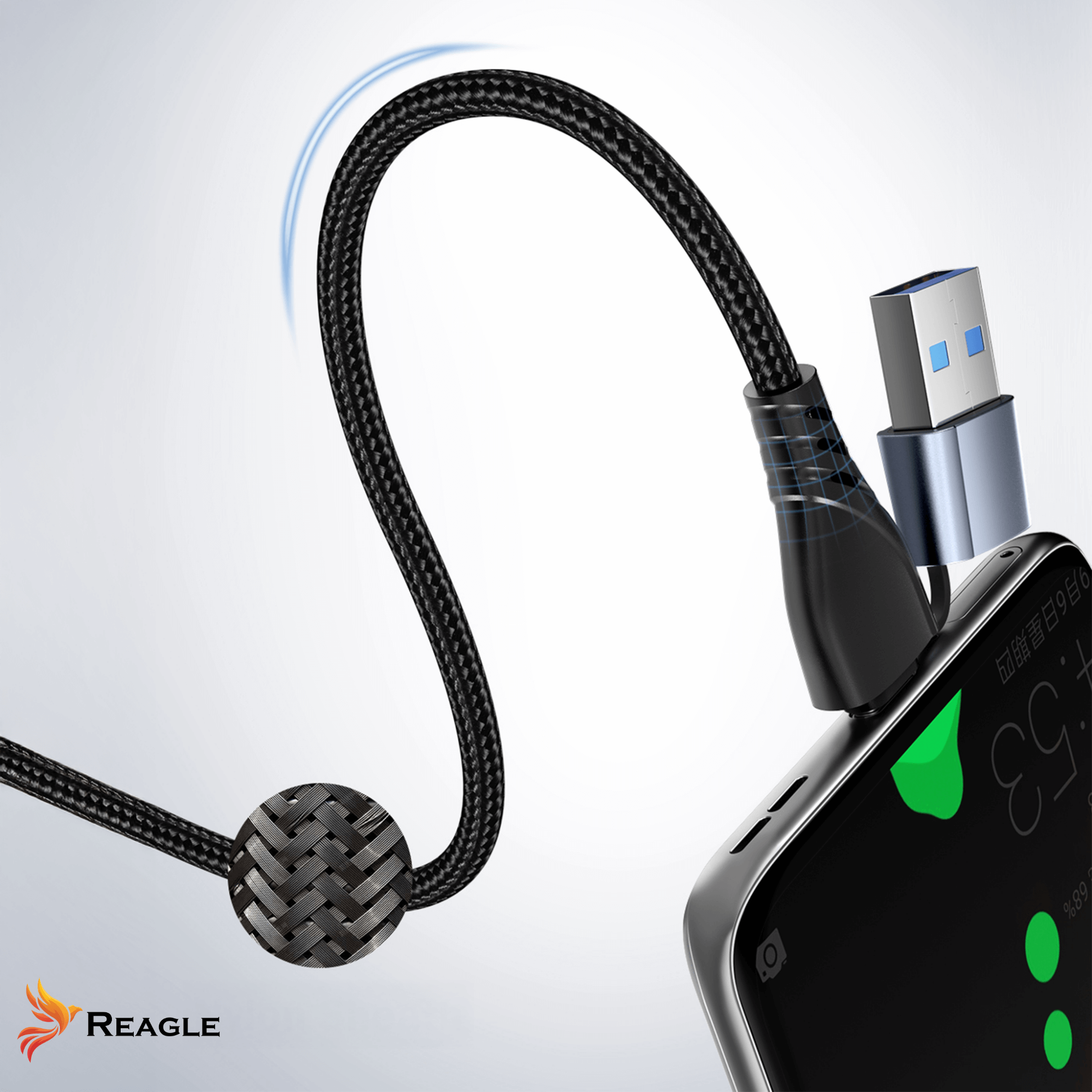 Czarny pleciony kabel ładujący jest podłączony do telefonu i złącza USB. Ozdobna kulka znajduje się na kablu.