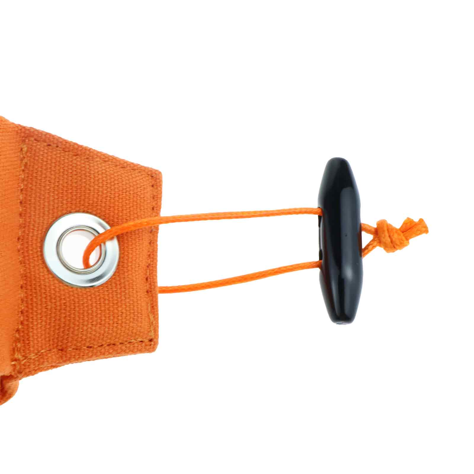 Ein orangefarbenes Stoffstück mit einer Metallöse, verbunden mit einem schwarzen Knebel mit orangefarbener Schnur auf weißem Hintergrund.
