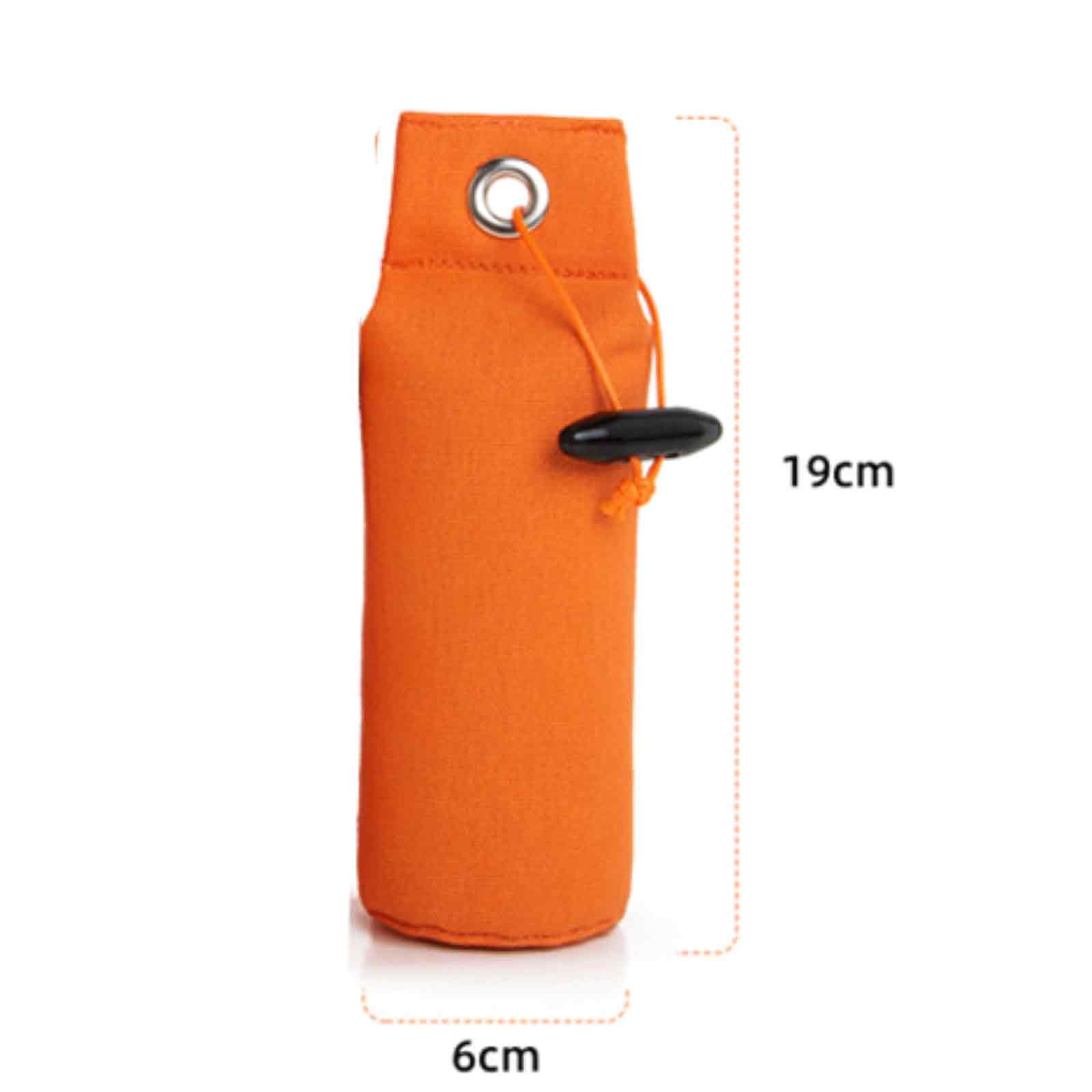 Orangener Flaschenhalter mit schwarzem Knebel. Maße: 19 cm Höhe und 6 cm Breite. Weißer Hintergrund.