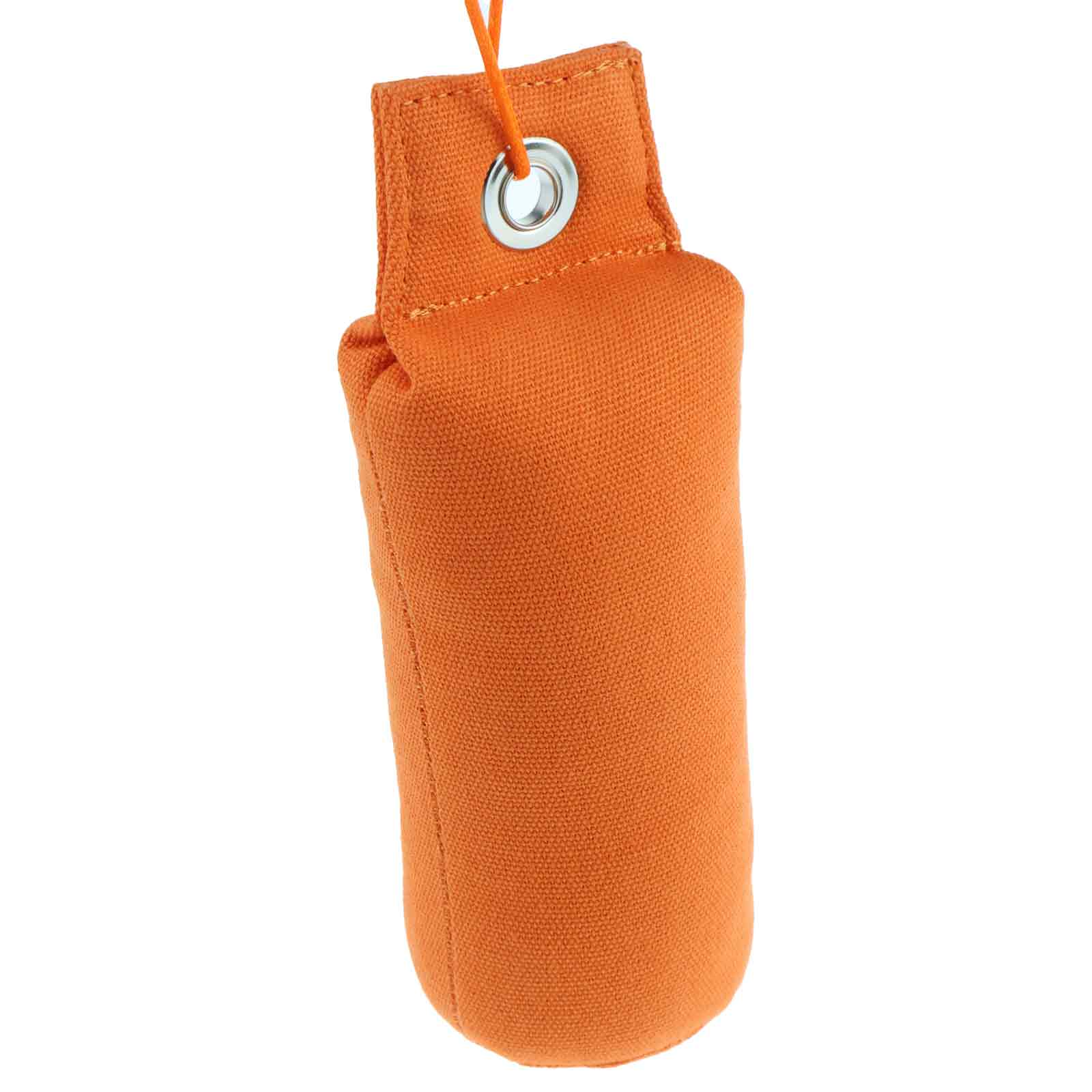Orangefarbener Hunde-Trainingsdummy aus Canvas. Er hat einen Metallring und eine orangefarbene Aufhängeschnur. Isoliert auf weißem Hintergrund.