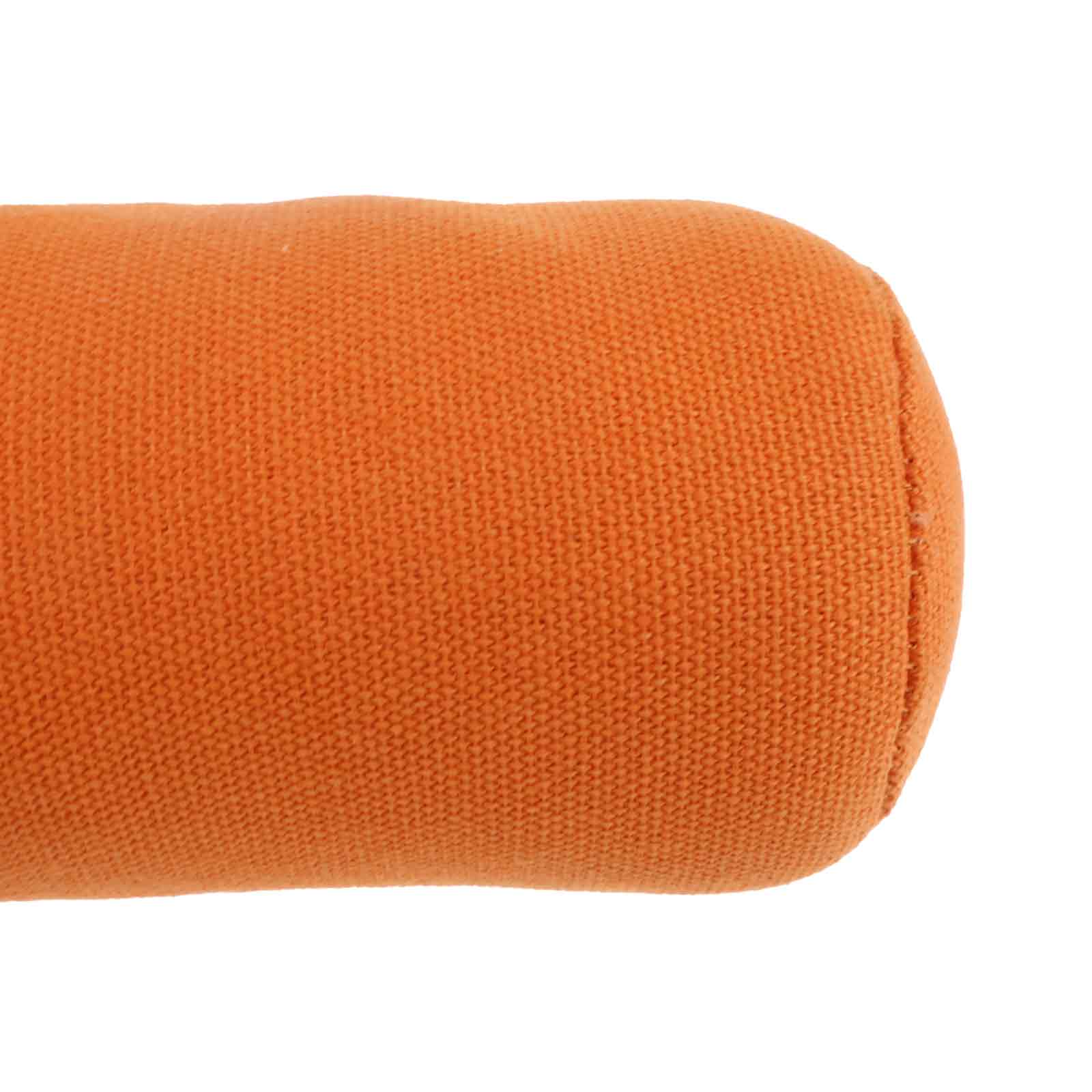 Ein orangefarbenes, zylindrisches Kissen mit strukturierter Oberfläche ist auf weißem Hintergrund isoliert.