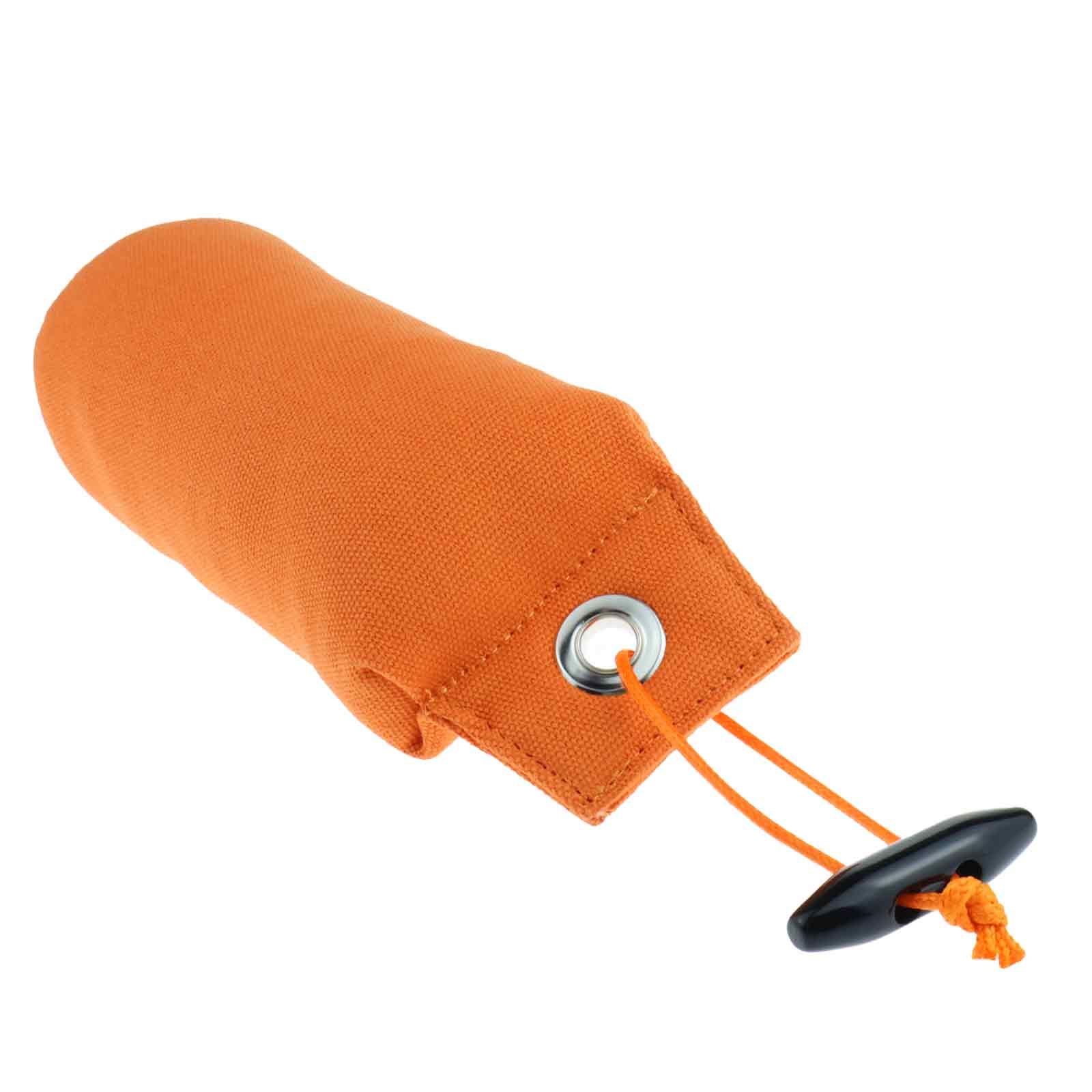 Ein orangefarbener Dummy für das Hundetraining mit einem schwarzen Knebel, Schnur und Metallöse, isoliert auf weißem Hintergrund.