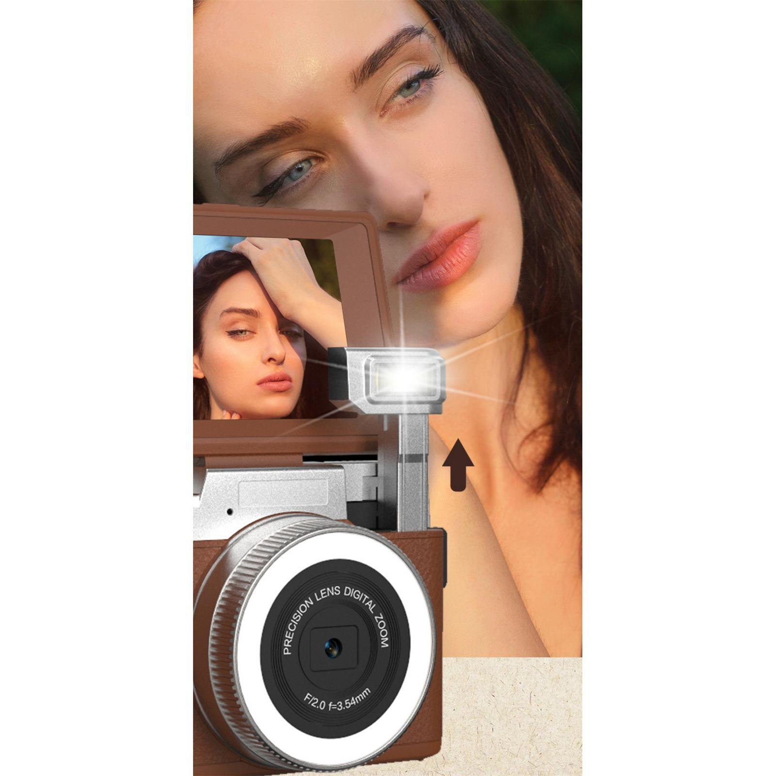 Das Gesicht einer Frau mit einer Kamera. Die Kamera hat einen Blitz und ein Objektiv. Ein Spiegel zeigt das Gesicht der Frau.
