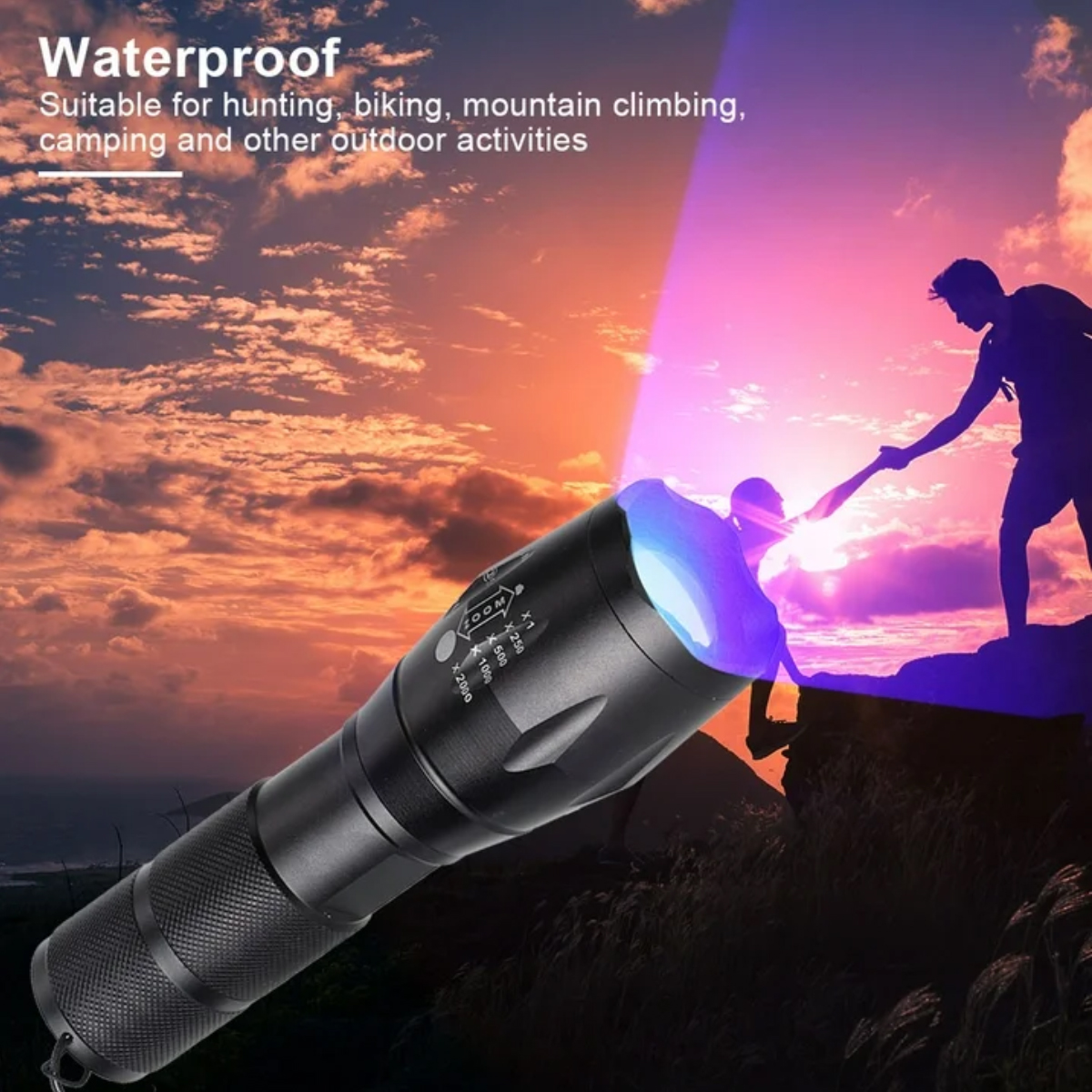Eine schwarze Taschenlampe mit blauem Strahl beleuchtet zwei Personen auf einem Berg. Der Hintergrund zeigt einen Sonnenuntergang mit Text: Wasserdicht.