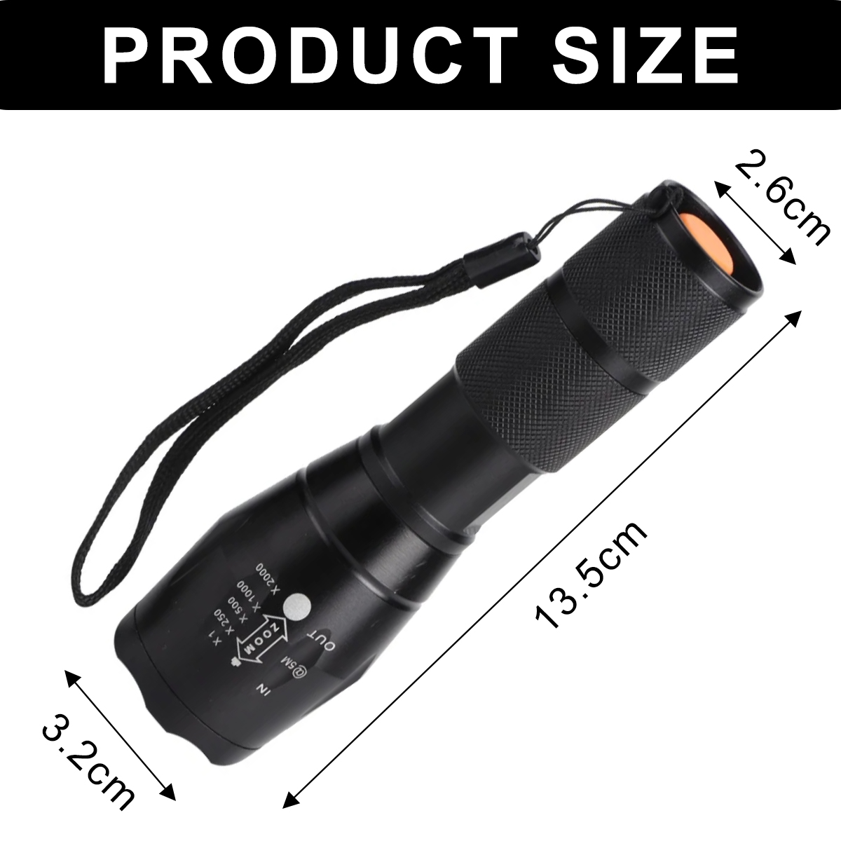 Eine schwarze Taschenlampe mit Maßangaben. Sie hat eine Handschlaufe, Zoomeinstellungen und einen orangefarbenen Knopf.