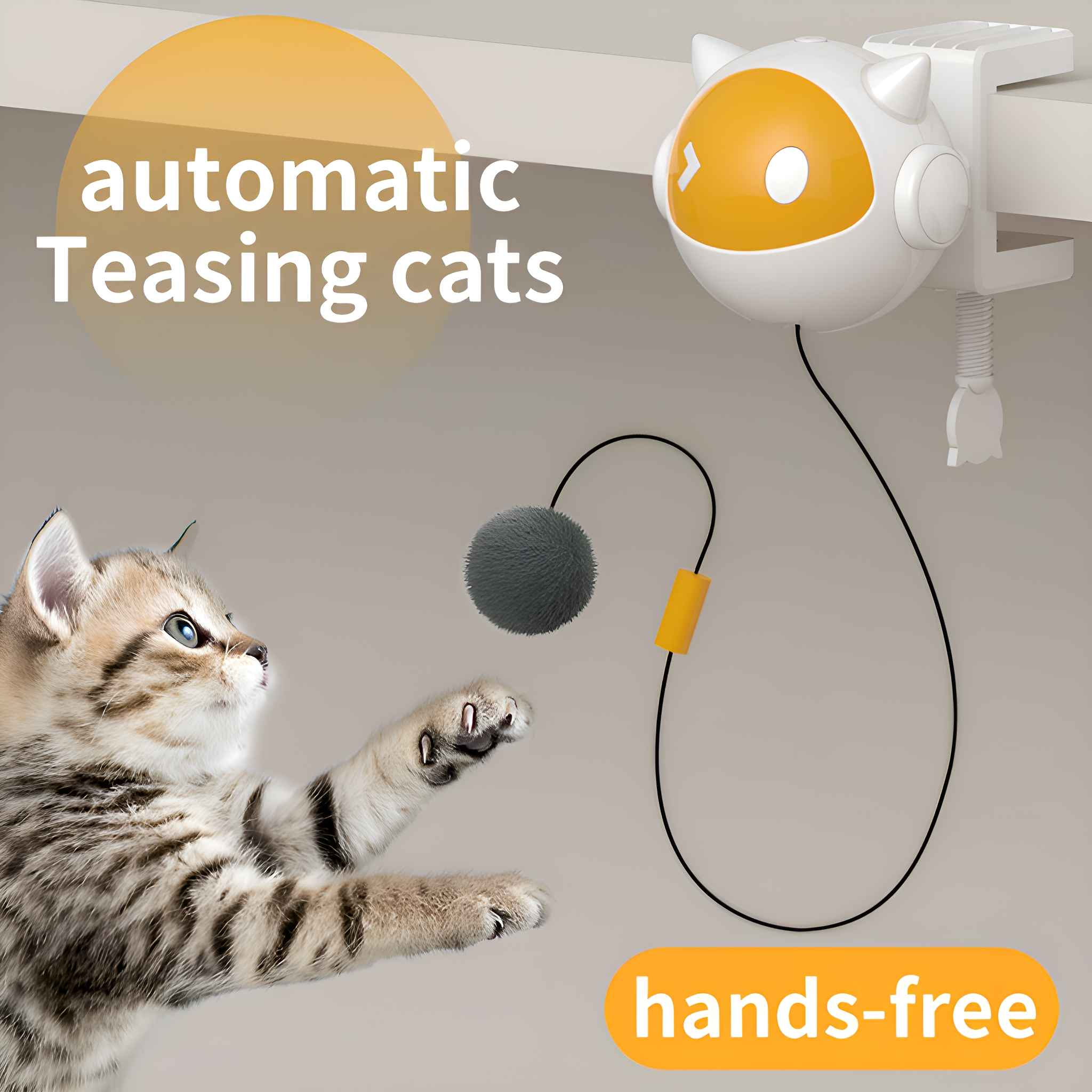 Ein Kätzchen greift nach einem Spielzeug, das an einer Katzen-Spielmaschine befestigt ist. Maschine ist weiß und orange. Text lautet 'automatisches Katzenspielzeug'.