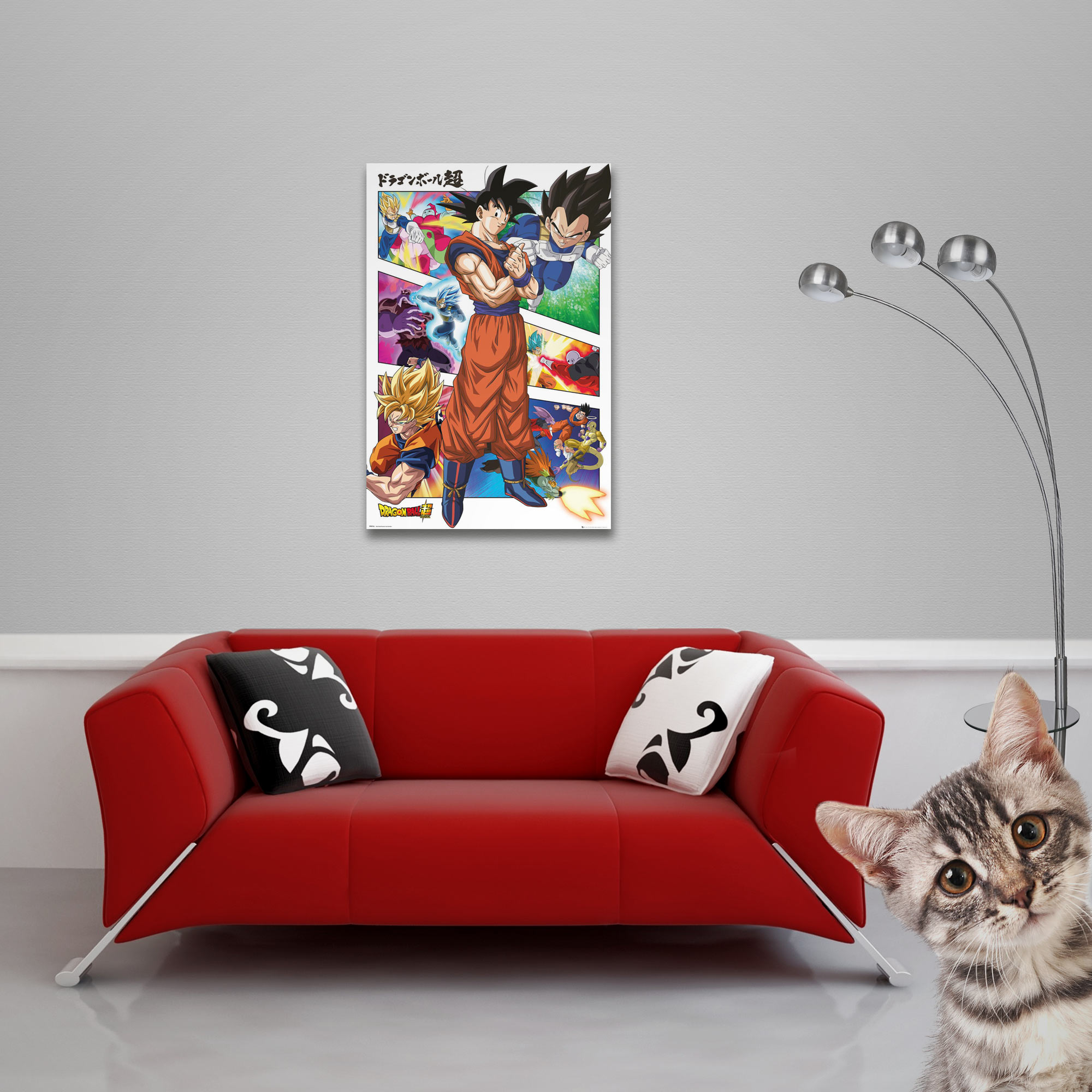 Ein rotes Sofa mit einem Dragon Ball-Poster. Eine Katze schaut von rechts. Eine Lampe steht rechts vom Poster.