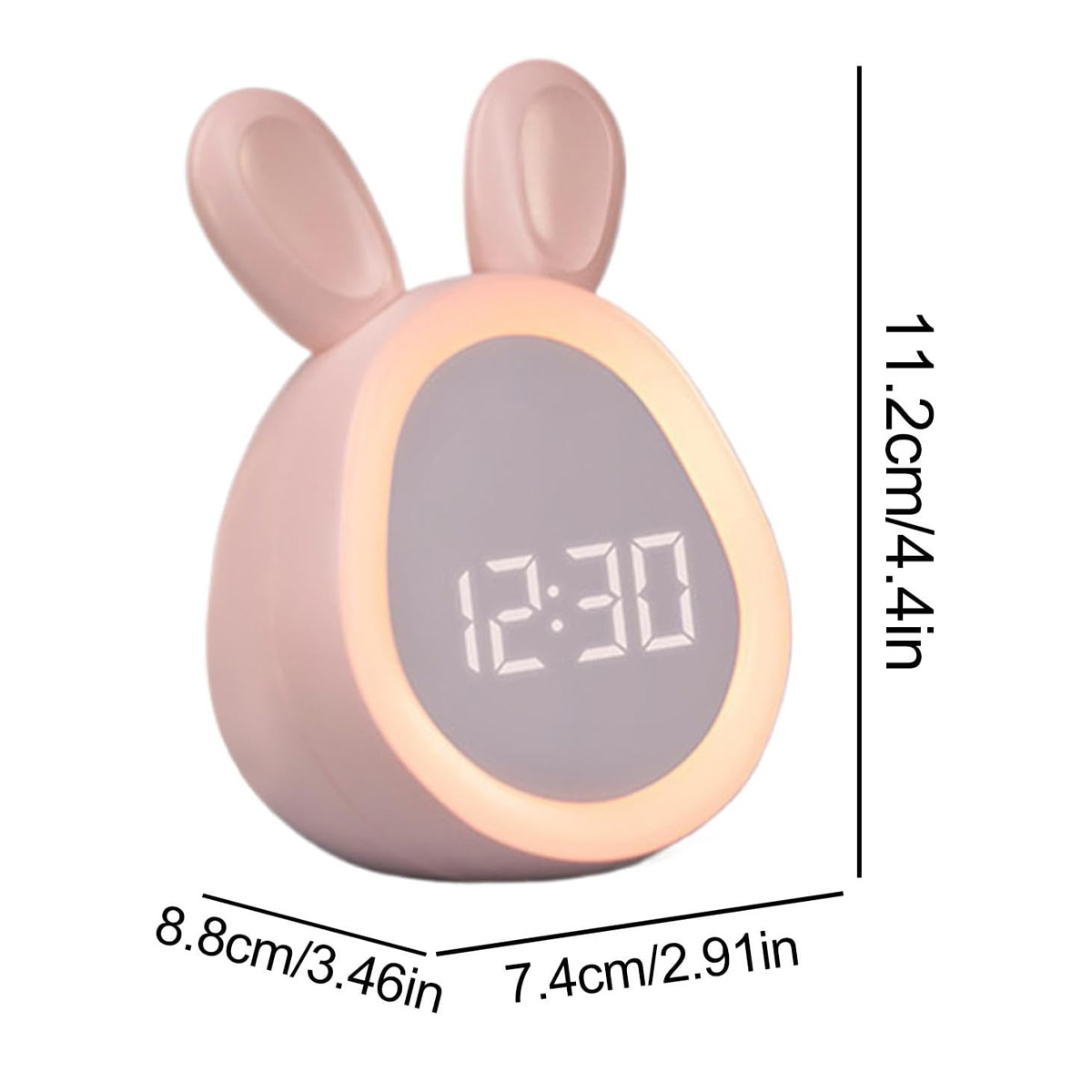 Ein rosa, hasenförmiger Wecker zeigt 12:30 an. Abmessungen: 11,2 cm hoch, 8,8 cm breit und 7,4 cm tief.