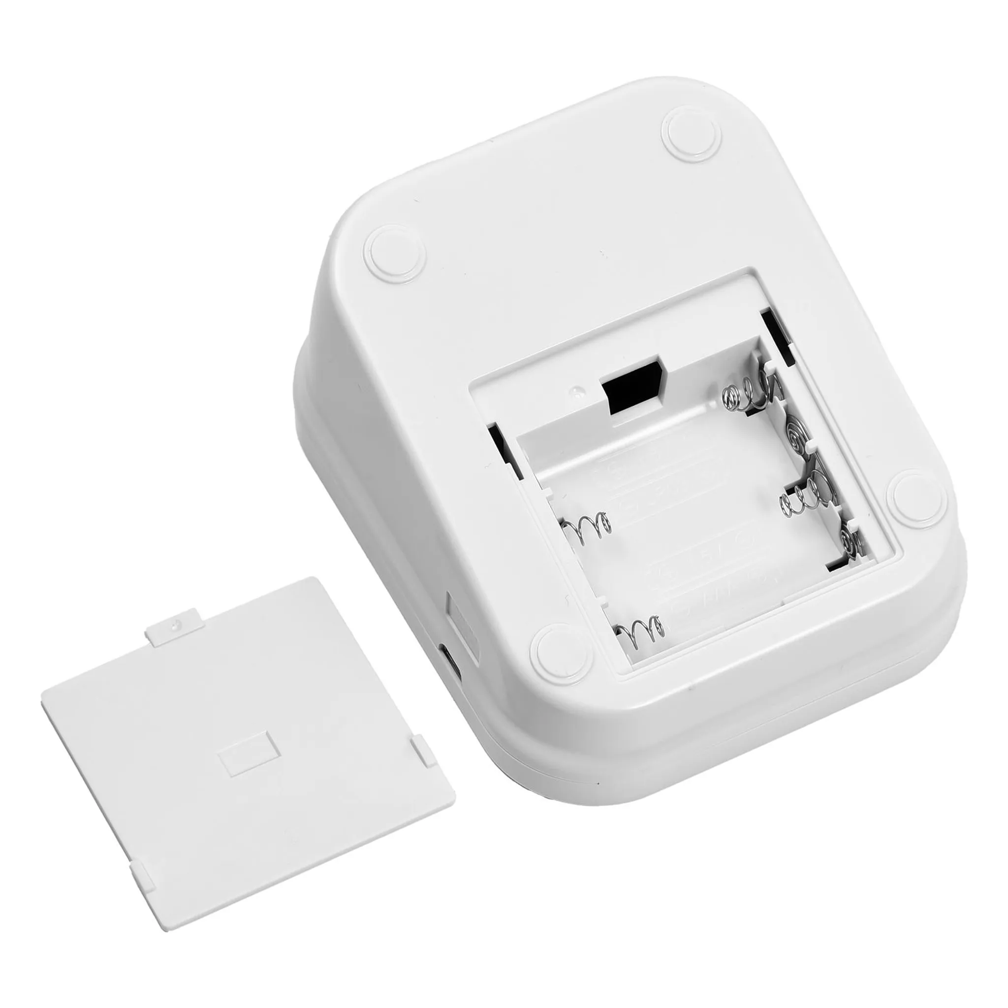 Weißes Batteriefach mit offenem Deckel. Das Fach hat Federn und eine kleine Tür. Der Deckel ist links.