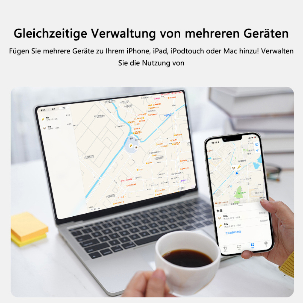 Ein Laptop und ein Smartphone zeigen Karten an. Eine Hand hält das Telefon. Vorne steht eine Tasse Kaffee. Gelbe Haftnotizen links.