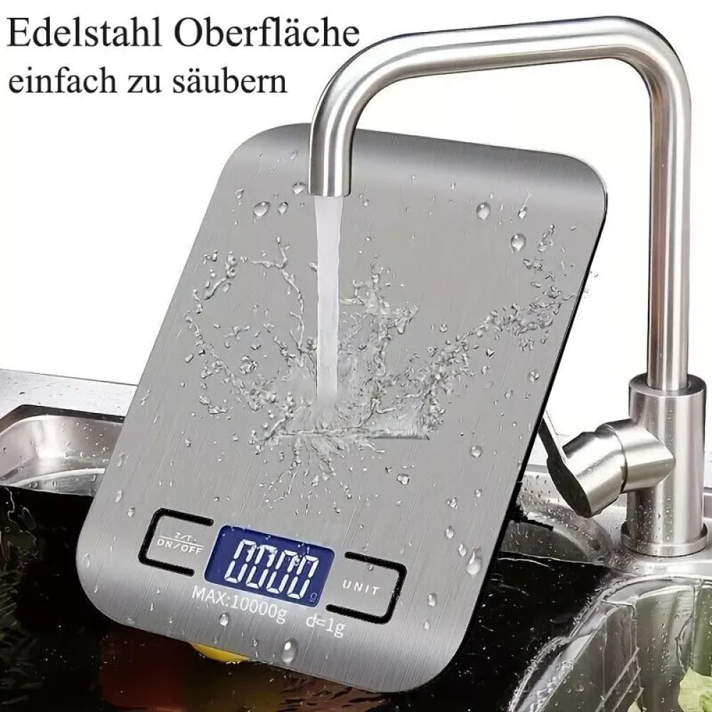 Eine Küchenwaage aus Edelstahl unter einem Wasserhahn. Wasser fließt auf die Waage und das Waschbecken. Das Display zeigt 0000.