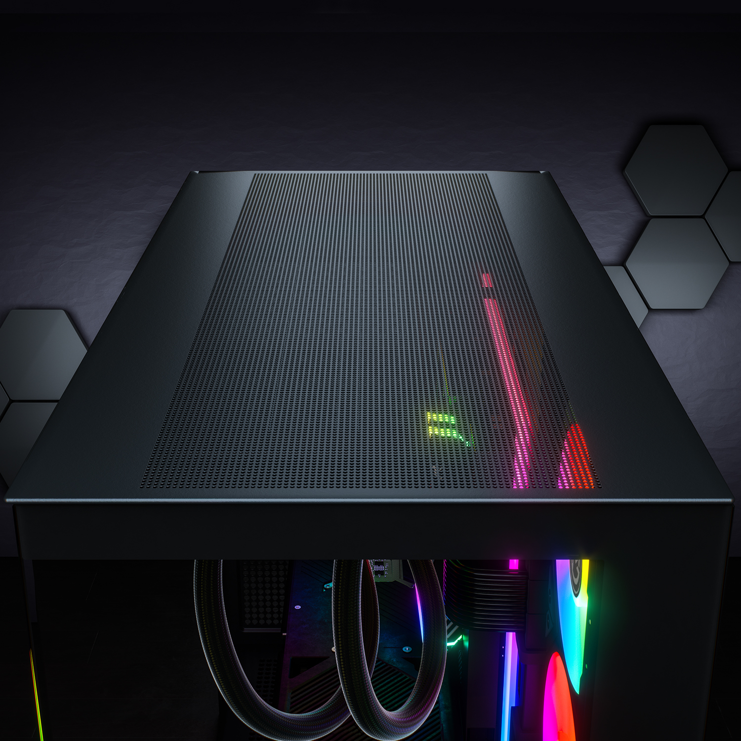 Ein schwarzes Computergehäuse mit perforierter Oberseite. Bunte Lichter scheinen durch das Gehäuse. Sechseckige Formen sind an der Wand.