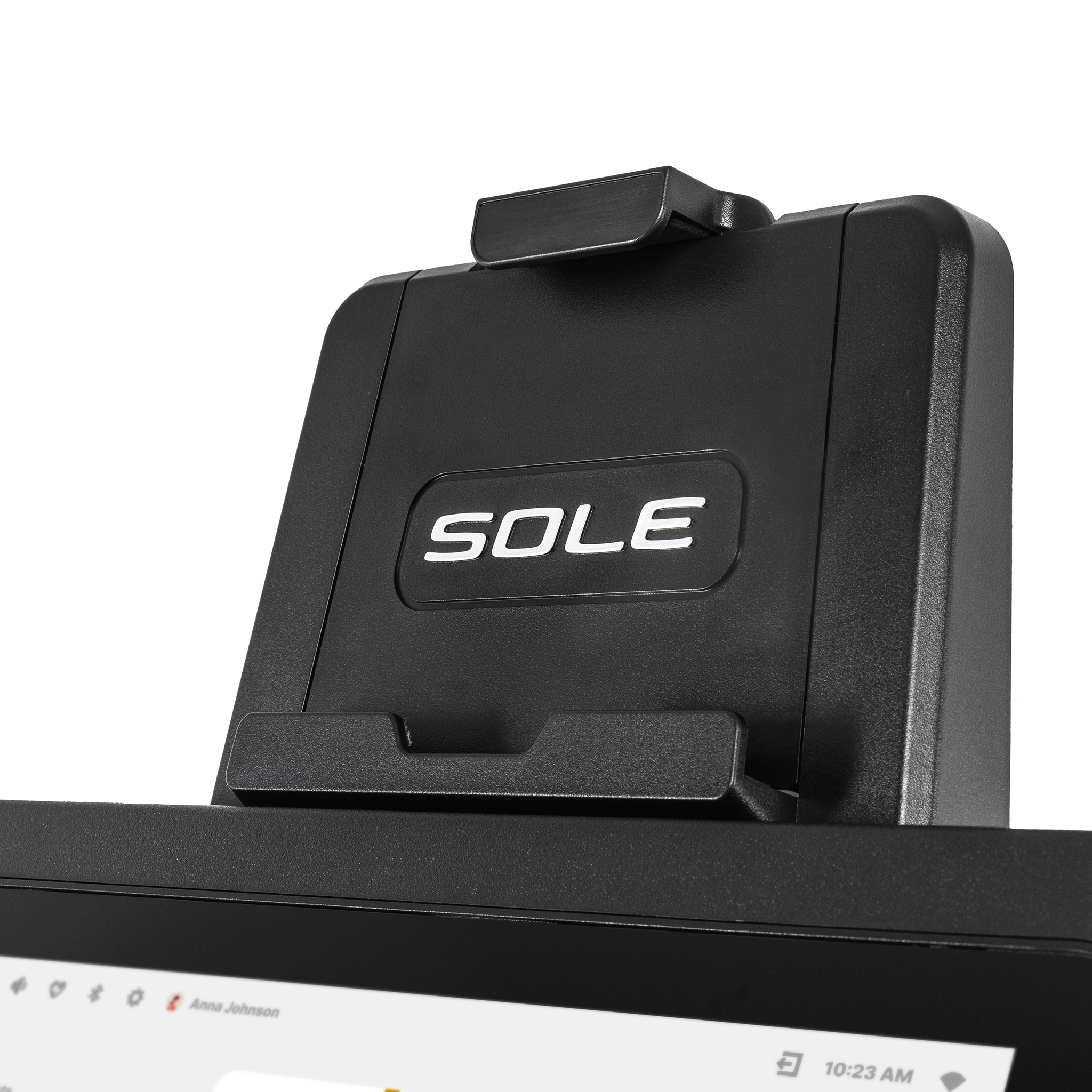 Schwarzer Tablethalter mit SOLE-Logo. Tablet-Bildschirm zeigt eine Webseite mit Uhrzeit und Benutzernamen. Weißer Hintergrund.