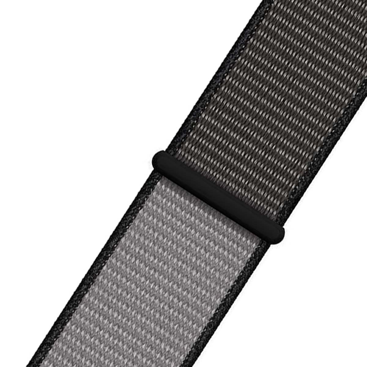 Primer plano de una correa de reloj. La correa es gris con un borde negro y una pieza de goma negra. Fondo blanco.