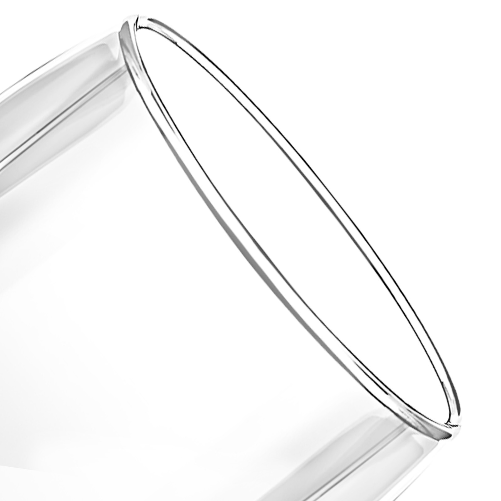 Nahaufnahme eines transparenten Glases mit glänzendem Rand. Der Hintergrund ist hellweiß, was das Glas hervorhebt.