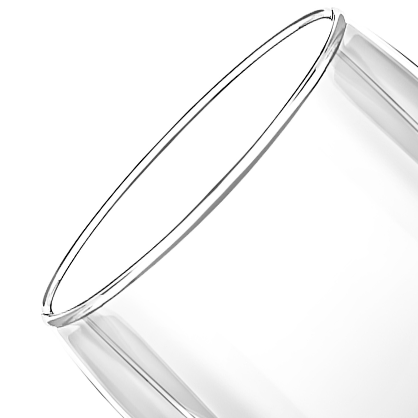 Nahaufnahme eines klaren Glases. Der Rand ist mit einem dünnen dunklen Umriss vor weißem Hintergrund zu sehen.