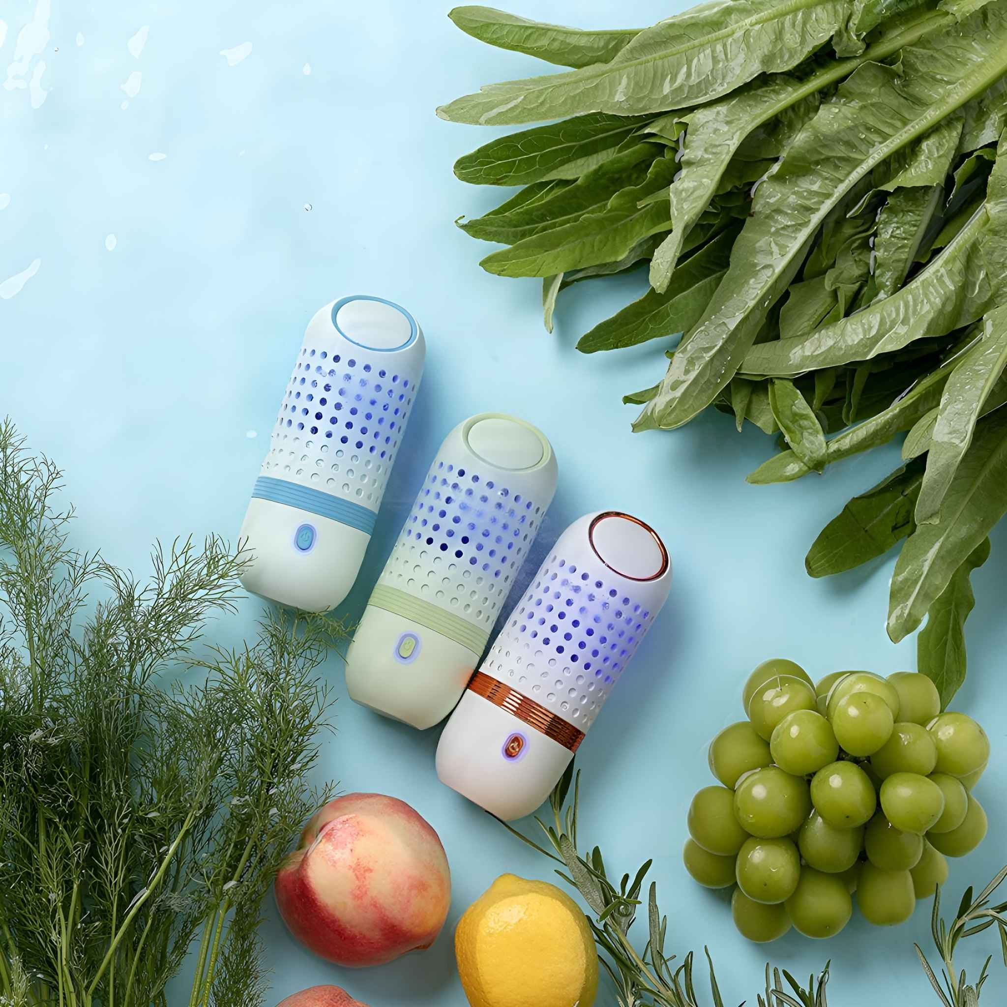 Drei zylindrische Desinfektionsmittel mit beleuchtetem Innenraum, umgeben von Salat, Trauben, Pfirsich, Zitrone und Dill auf blauem Hintergrund.