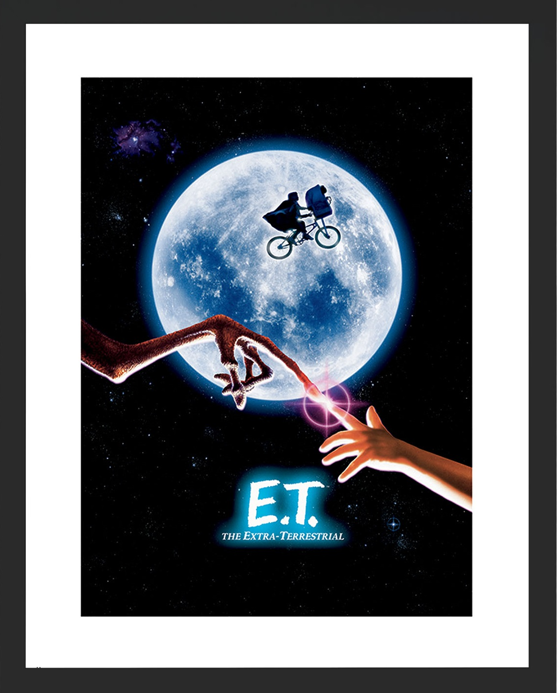 E.T.-Poster. Silhouette auf Fahrrad vor Mond, sich berührende Hände. Braune Alienhand berührt menschliche Hand mit hellem Licht.