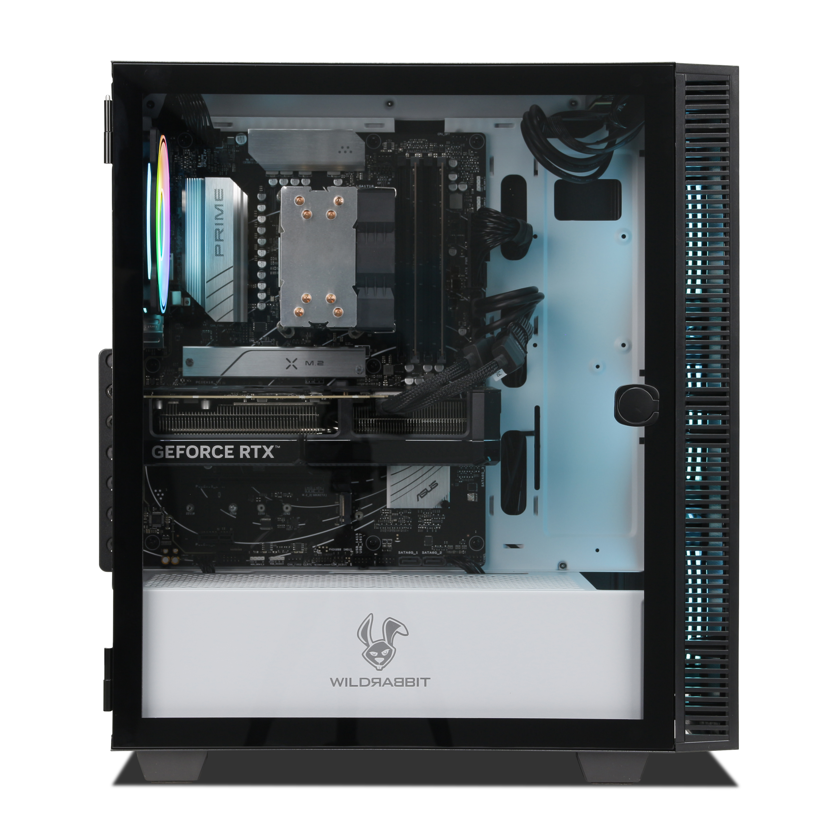 Caja de computadora con componentes internos visibles. Tarjeta gráfica, enfriador de CPU y placa base visibles.
