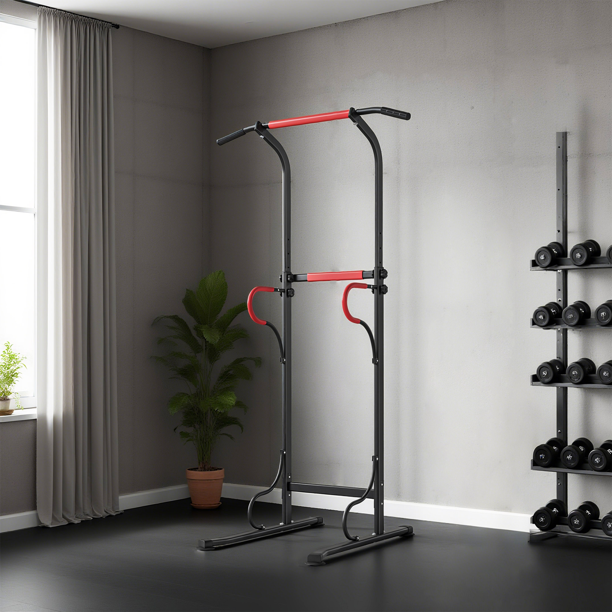 Interno di una palestra con sbarra per trazioni, pesi e una pianta. La sbarra ha dettagli rossi. Pavimento scuro e pareti grigie.