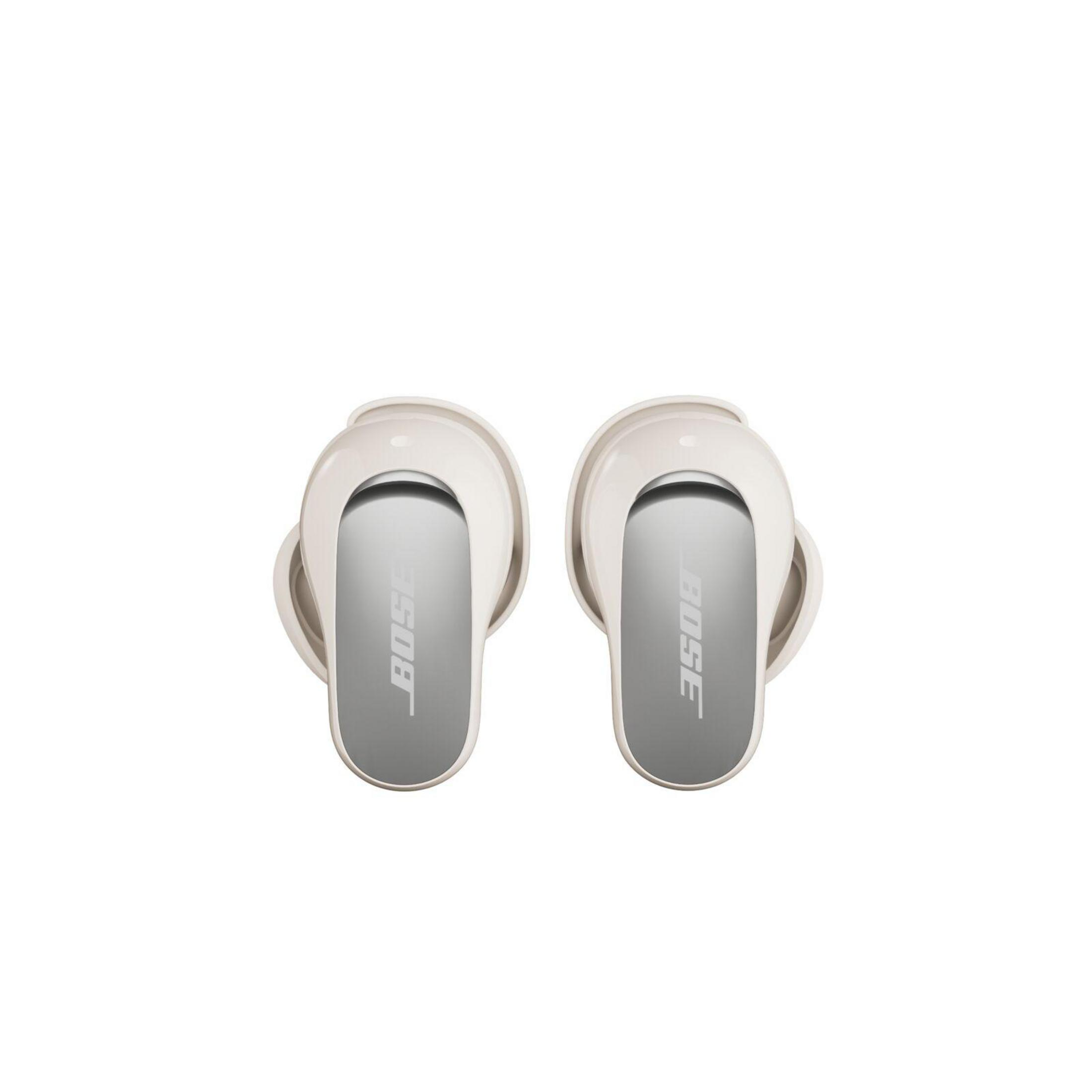 Dos auriculares Bose beige. Cada uno tiene un panel plateado con el logotipo de Bose. El fondo es blanco.