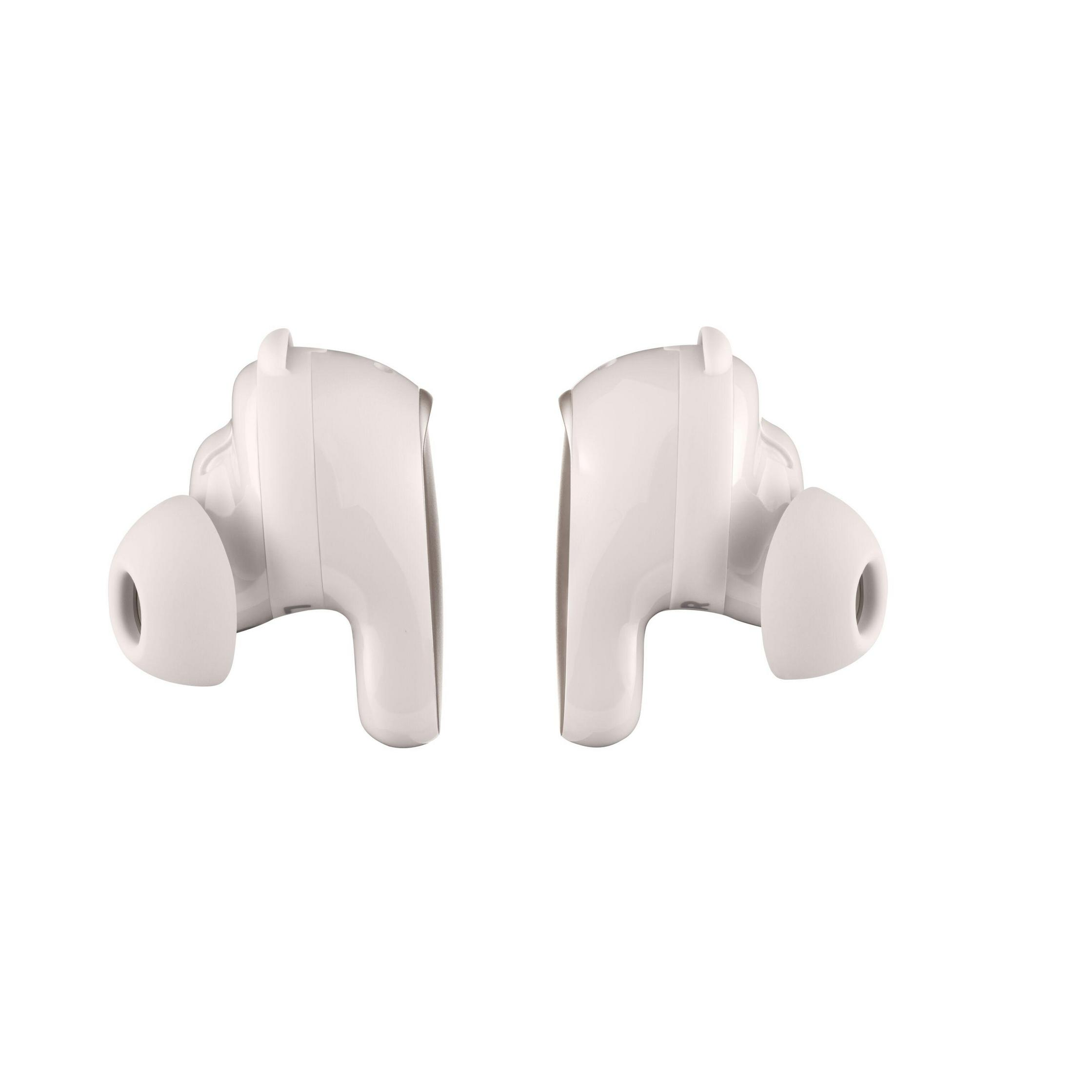 Dos auriculares inalámbricos blancos, con puntas para los oídos, aislados sobre un fondo blanco. Los auriculares miran en direcciones opuestas.