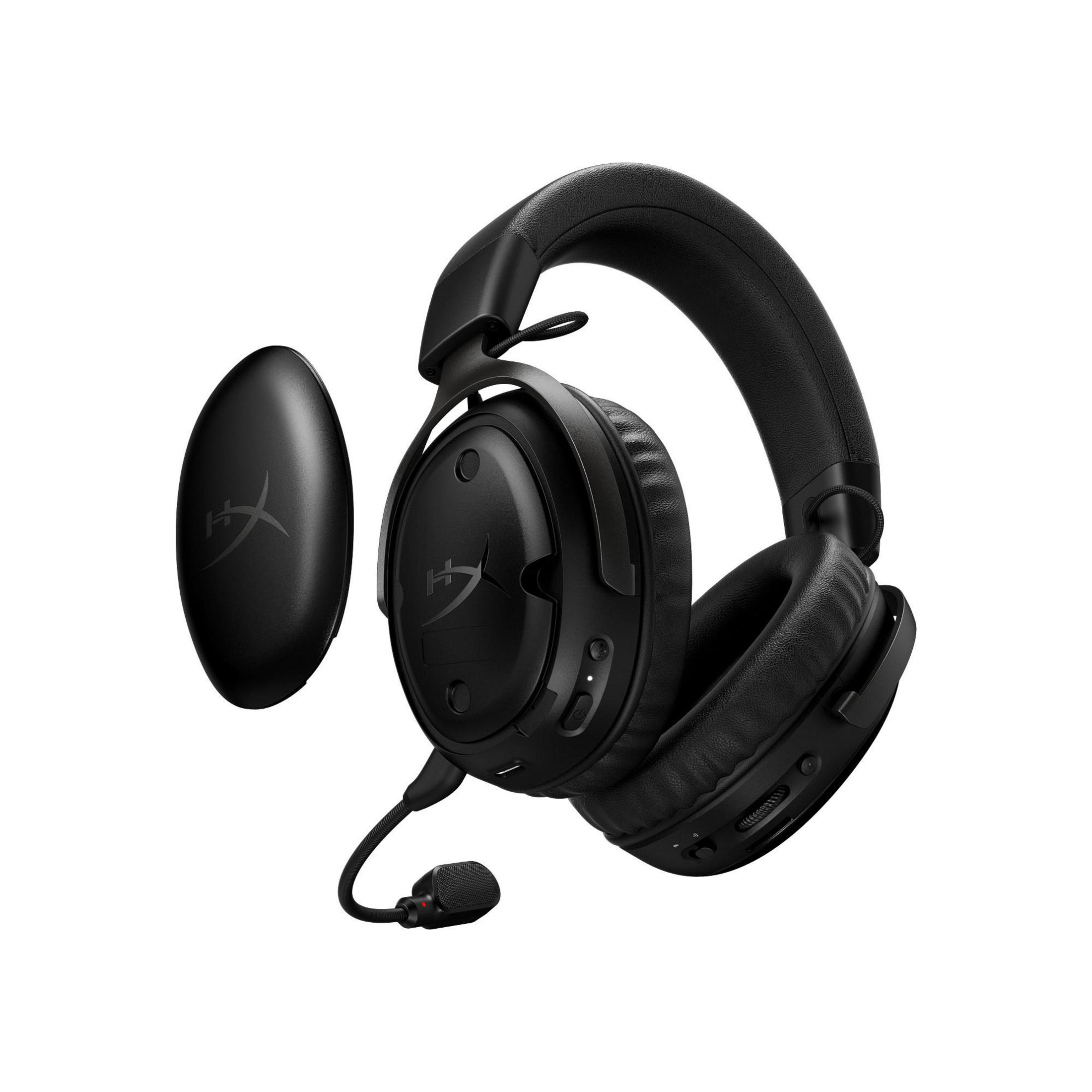 Cuffie da gioco nere con microfono e un dongle nero separato. Entrambi hanno il logo HyperX. Sfondo bianco.