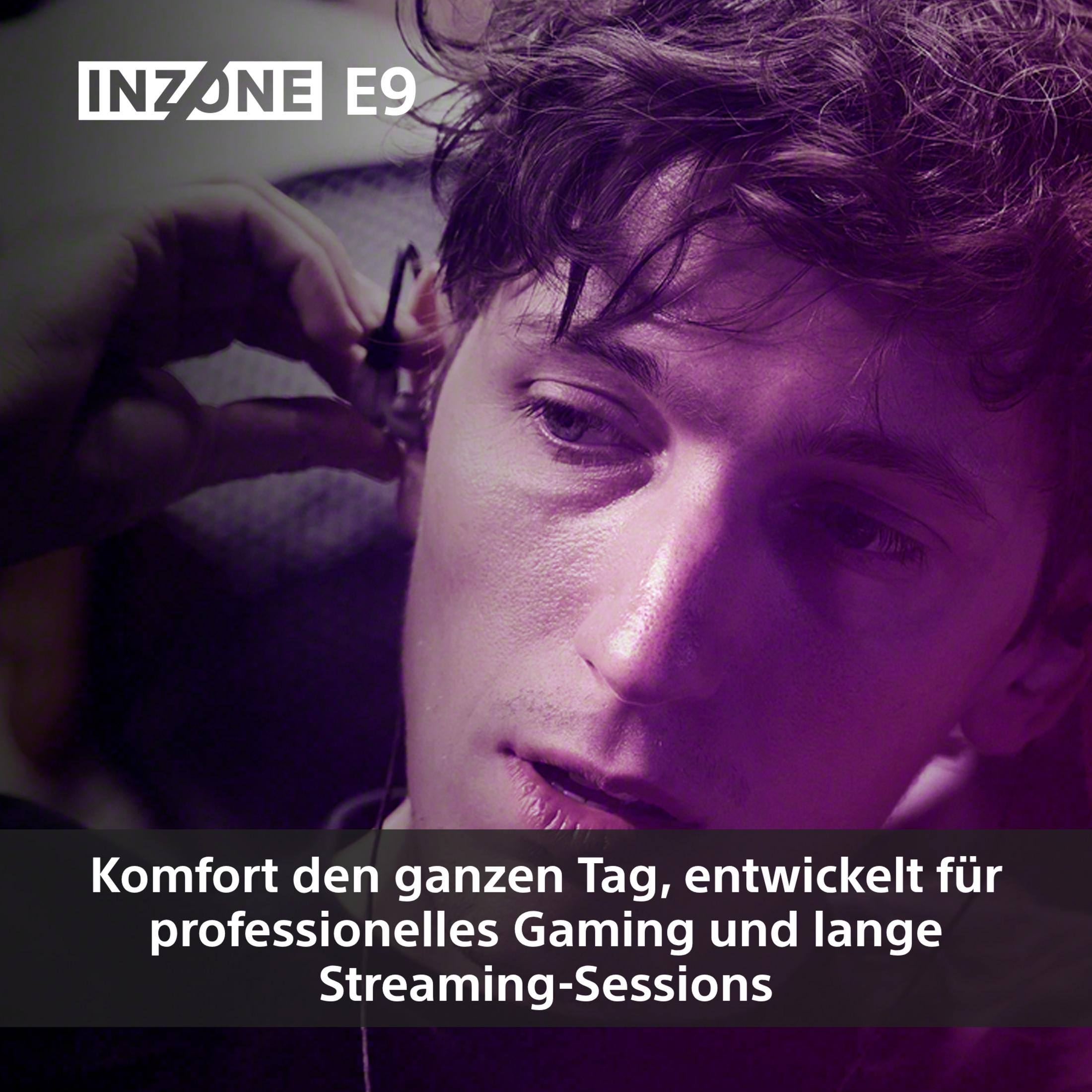 Mężczyzna wkłada słuchawkę do ucha. Tło jest fioletowe. Tekst brzmi: Komfort dla gier i streamingu.