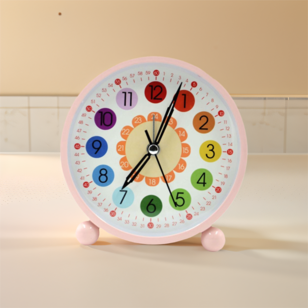 Eine rosa, runde analoge Uhr steht auf einer beigefarbenen Oberfläche. Sie hat bunte Zahlen und schwarze Zeiger.