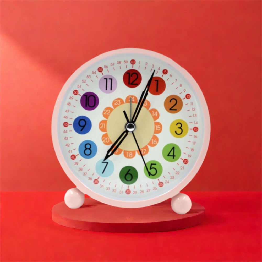 Eine rosa analoge Uhr mit bunten Zahlen auf roter Oberfläche. Die Uhr hat schwarze Zeiger und weiße Beine.