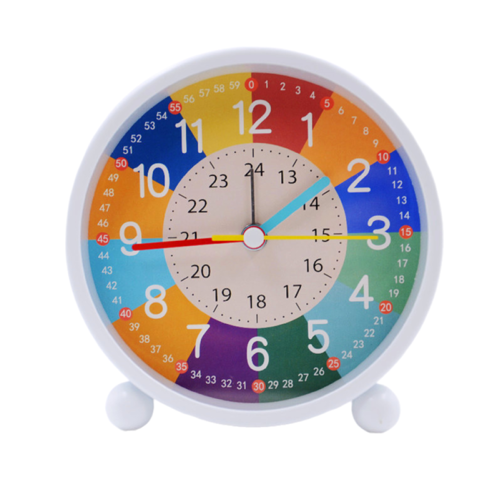 Wecker mit farbenfrohem Zifferblatt. Zeiger auf 12:07. Zahlen orange, blau, grün, gelb und lila.