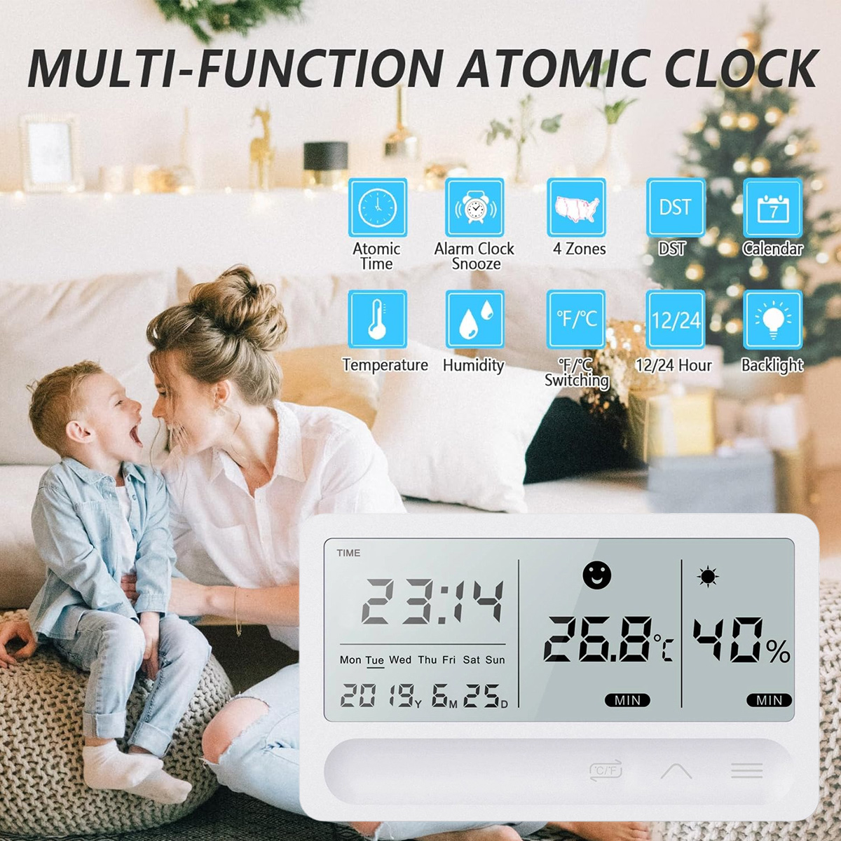 Eine Digitaluhr zeigt Zeit, Temperatur und Luftfeuchtigkeit an. Eine Mutter und ein Kind lächeln. Der Hintergrund umfasst einen Weihnachtsbaum und Dekorationen.
