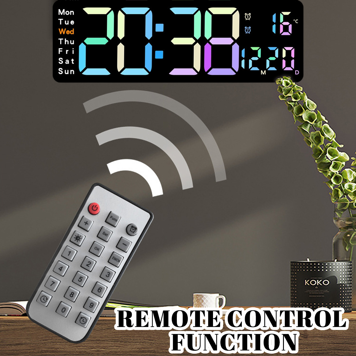 Eine Digitaluhr zeigt 20:38 an. Eine Fernbedienung ist im Vordergrund. Rechts sind eine Pflanze und eine Kerze. Text lautet 'Fernbedienungsfunktion'.