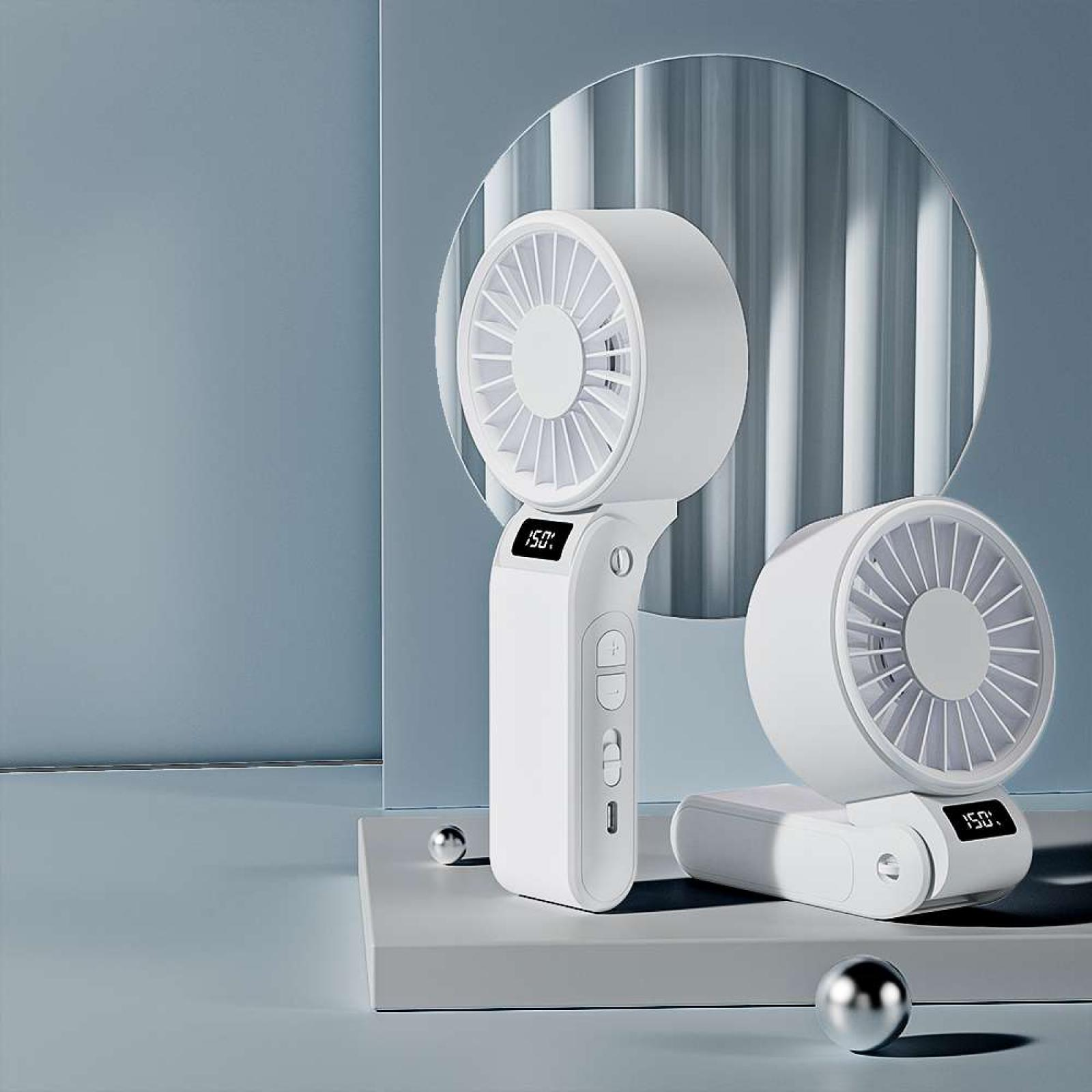 Zwei weiße tragbare Ventilatoren auf einer hellblauen Oberfläche. Jeder hat eine Digitalanzeige. Der Hintergrund hat ein Halbkreis-Design.