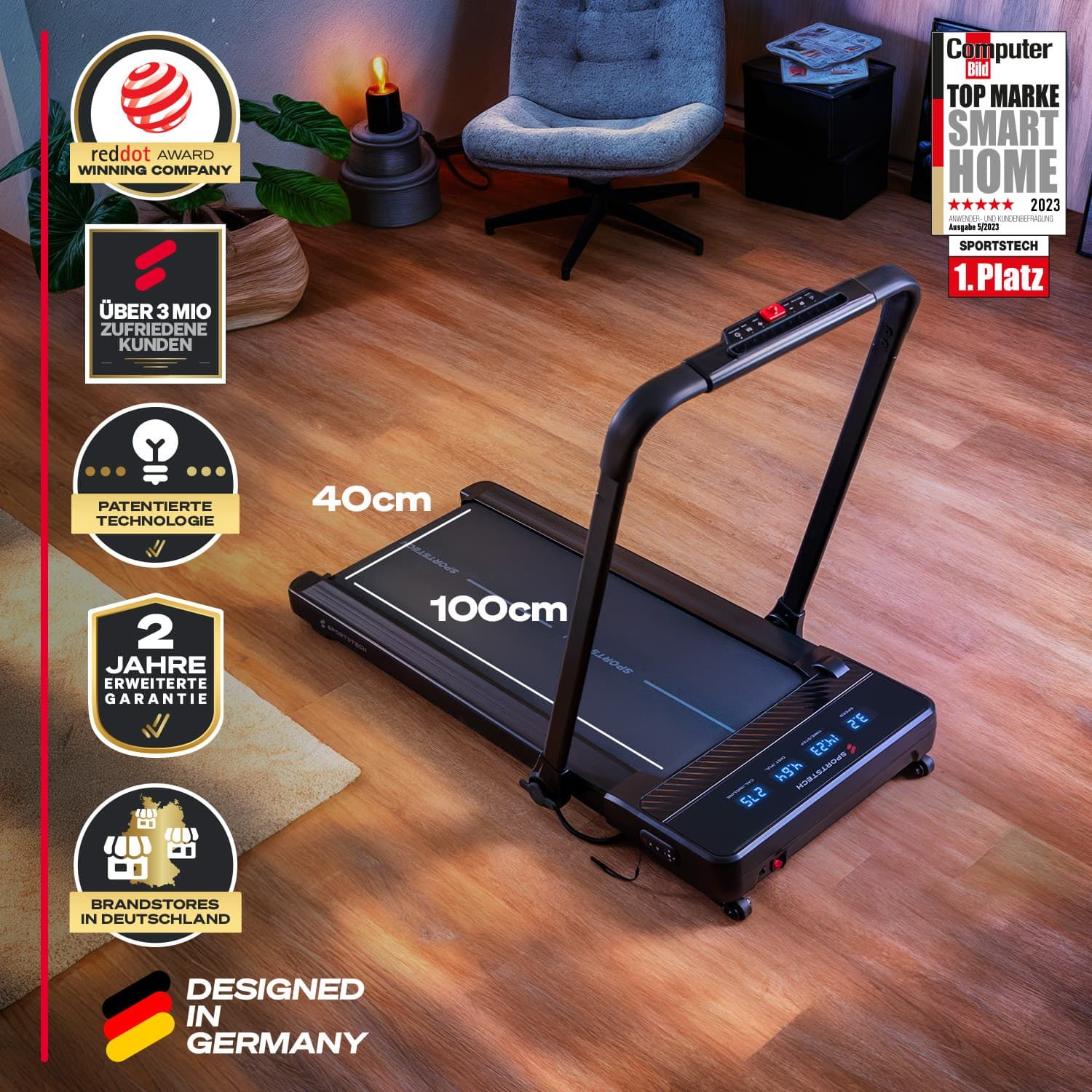 Schwarzes SPORTSTECH Laufband auf Holzboden. Auszeichnungen und Logos umgeben es. Maße: 100 cm x 40 cm. Grauer Stuhl im Hintergrund.