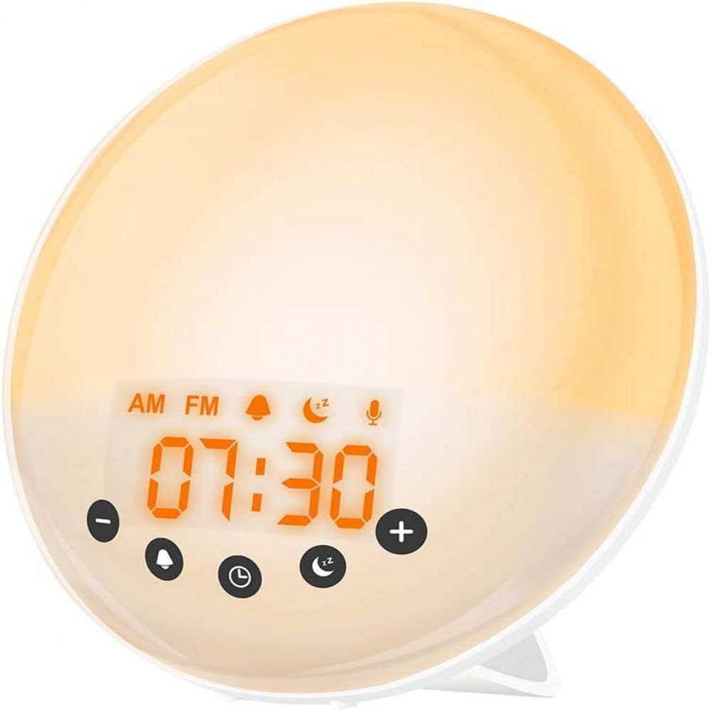 Ein weißer und orangefarbener Sonnenaufgang-Wecker. Er zeigt die Uhrzeit 07:30 in orangen Ziffern an, mit AM/FM und verschiedenen Tasten.