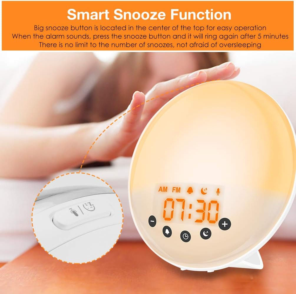 Ein weißer und orangefarbener Wecker, auf den eine Hand zeigt. Die Uhr zeigt 07:30 an. Oben steht "Smart Snooze Function".